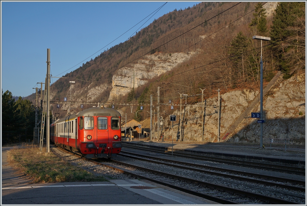 Der TRAVYS Regionalzug 6009 bestehend aus dem TRAVYS RBDe 567 174 (94 85 7567 174-8)  Fleurier , dem B 536 (B 50 85 2035 536-5 CH-TVYS) und der ABt 375 (ABt 50 85 80 33 325-7) wird bereitgestellt, doch bevor der Zug an den Bahnsteig fährt, wird hinter meinem Rücken ein TRAVYS Domino von Le Brassus ankommen und nach einer kurzen Wendezeit nach Le Brassus zurückfahren. 

24. März 2022