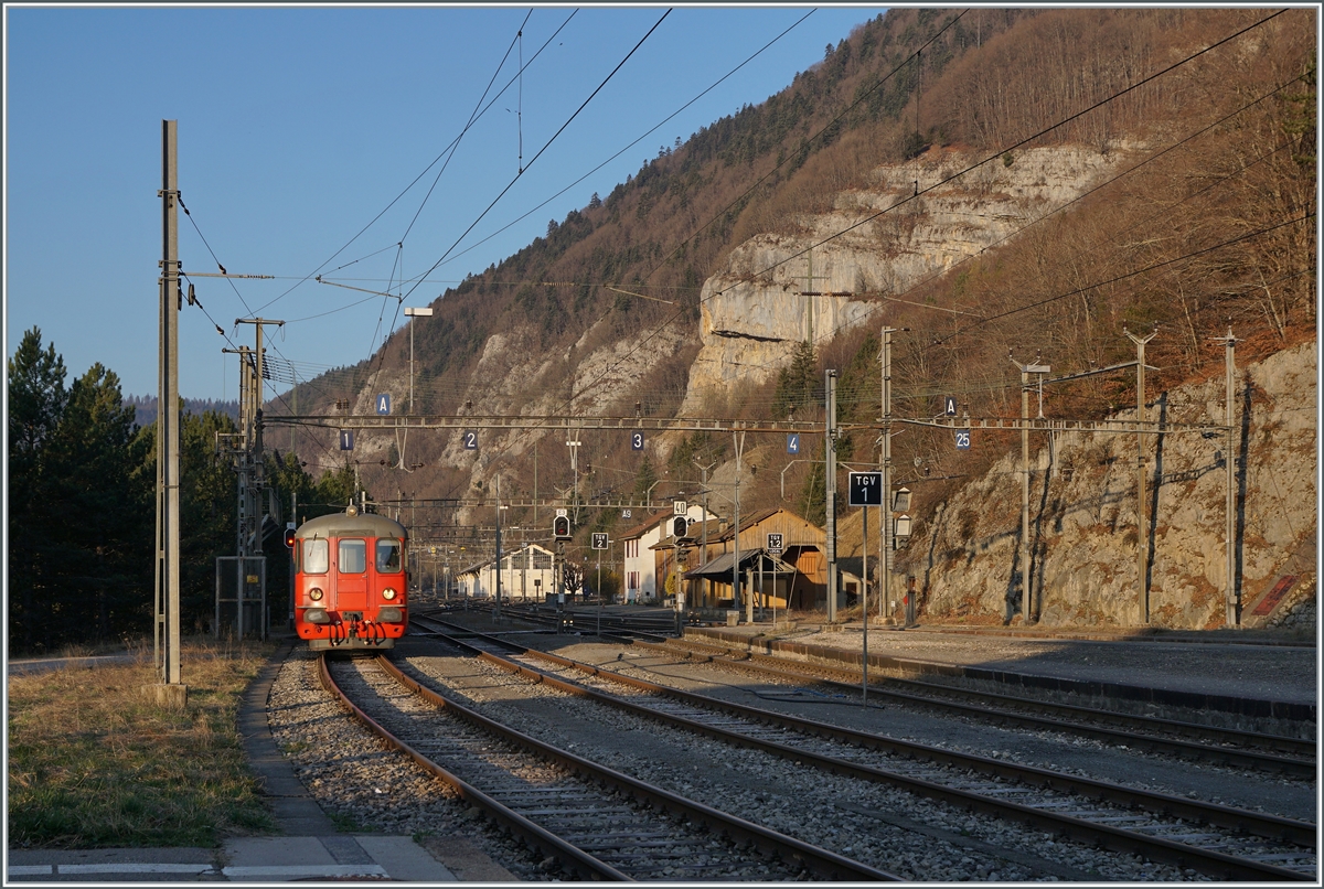 Der TRAVYS Regionalzug 6009 bestehend aus dem TRAVYS RBDe 567 174 (94 85 7567 174-8)  Fleurier , dem B 536 (B 50 85 2035 536-5 CH-TVYS) und der ABt 375 (ABt 50 85 80 33 325-7) wird bereitgestellt, (wobei hier nur die Front des Steuerwagens zu sehen ist.), doch bevor der Zug an den Bahnsteig fährt, wird hinter meinem Rücken ein TRAVYS Domino von Le Brassus ankommen und nach einer kurzen Wendezeit nach Le Brassus zurückfahren. 

24. März 2022