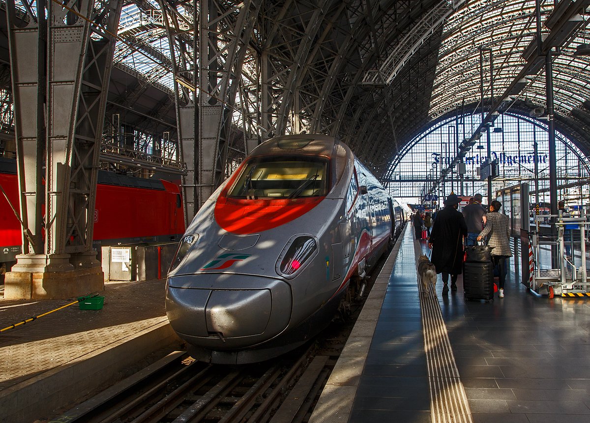 Der Trenitalia  Frecciargento“  ETR 610.3 (von italienisch ElettroTreno Rapido 610) der 1. Serie  (93 85 5 610 103-9 CH-TI / 93 85 5 610 003-1 CH-TI), steht am 11.06.2022, als ECE 151 nach Milano Porta Garibaldi, im Hauptbahnhof Frankfurt am Main zur Abfahrt bereit. Er fährt von Frankfurt über Basel und Lugano nach Mailand. In Deutschland wird er als ECE 151 geführt und ab Basel als  EC 151.

Die für 250 km/h zugelassenen Dreisystem Hochgeschwindigkeitstriebzüge haben die Zulassungen für die Schweiz, Italien und Deutschland. Eingestellt sind sie alle in der Schweiz. Seit Fahrplanwechsel am 10. Dezember 2017 werden die ETR 610 und die RABe 503 (2. Serie) in Deutschland im Rahmen der neuen Zuggattung EuroCity-Express (ECE) auf der Strecke Frankfurt am Main–Mailand eingesetzt. Seit Dezember 2020 verkehren die ETR 610 auch, auf der nun vollständig elektrifizierten Strecke, von Zürich über Lindau und Memmingen nach München und zurück.
