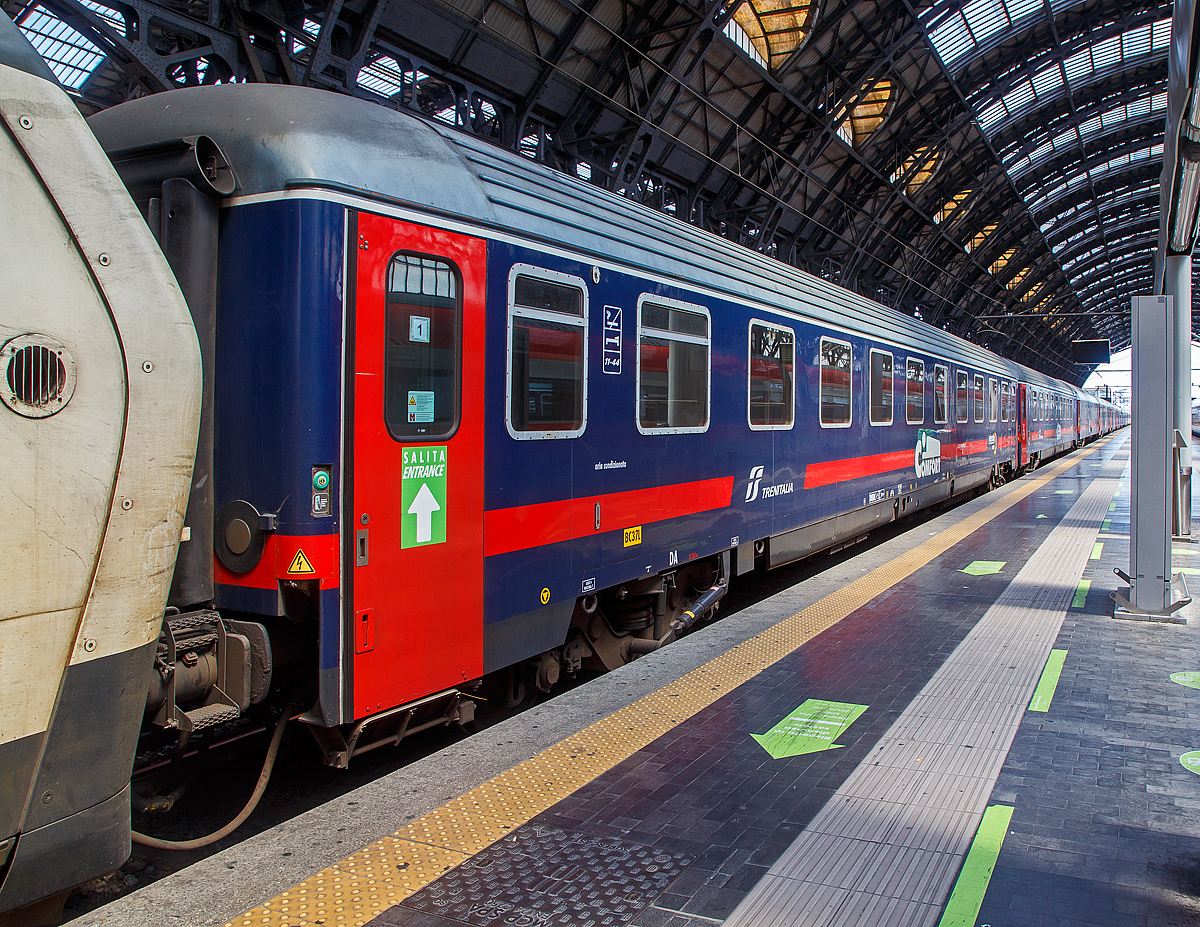 Der Trenitalia intercity notte Comfort Schlafwagen 61 83 59-90 009-8 I-TI der Gattung Bc, eingereiht als Wagen 1 in einen ICN am 12.07.2022 im Bahnhof Milano Centrale (Mailand Hbf).

Diese Wagen haben bis zu 32 Schlafwagenplätze (am Tag Sitzplätze und in der Nacht Betten). 

TECHNISCHE DATEN: 
Spurweite: 1.435 mm
Länge über Puffer:  26.400 mm
Drehzapfenabstand: 19.000 mm
Sitzplätze: 32 bzw. bei Nacht Betten
Eigengewicht:45 t
Höchstgeschwindigkeit: 200 km/h
Bremsbauart:  Freno WU-R 72t
