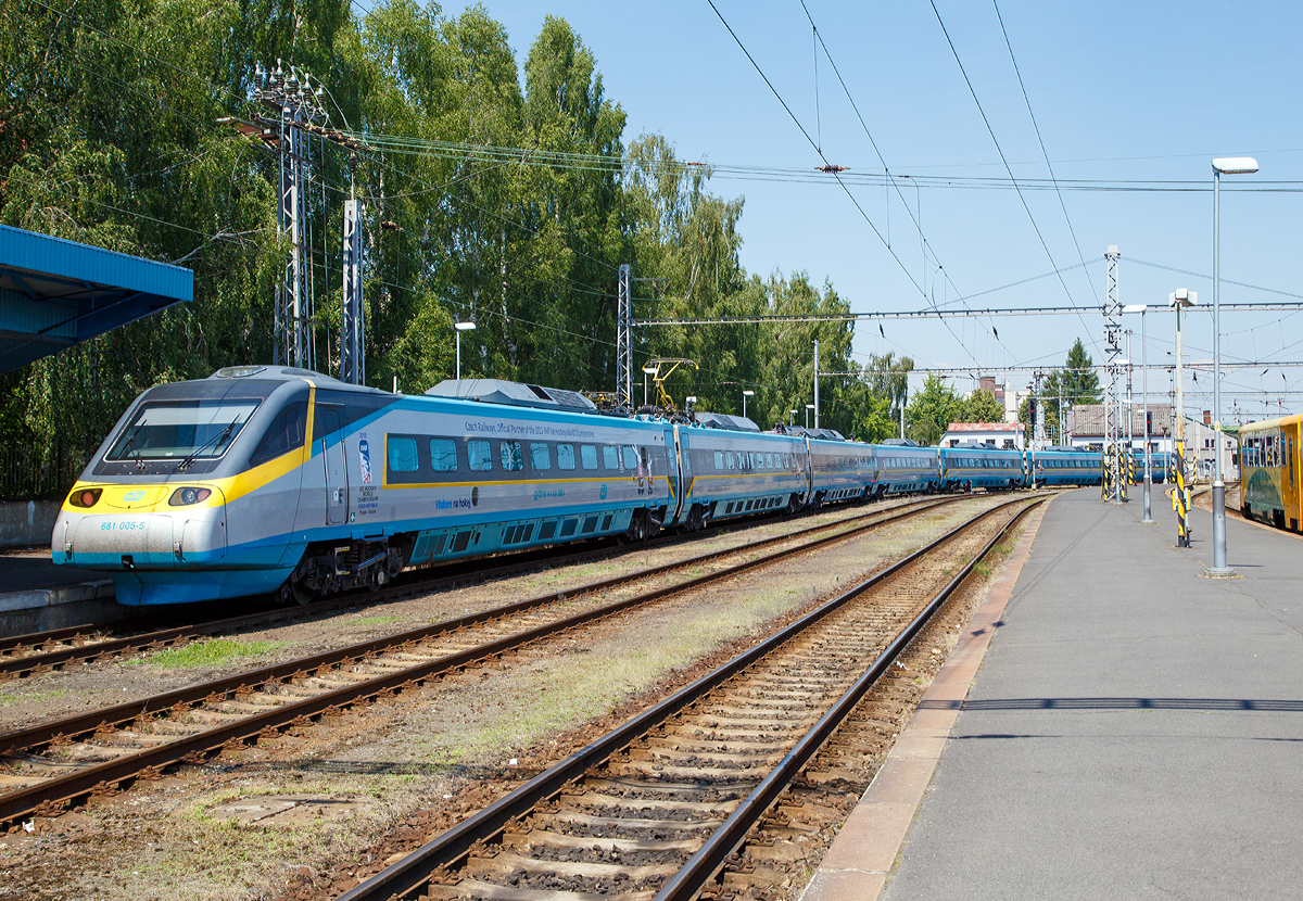 Der tschechische Pendolino 682 005-4 / 681 005-5 der ČD (Česk� dr�hy) verl��t am 01.07.2015, als SC 512 (SuperCity), der Verbindung  Bohum�n (deutsch Oderberg) - Prag - Franti�kovy L�zně (deutsch Franzensbad), den Bahnhof Cheb (Eger) in Richtung Franti�kovy L�zně.