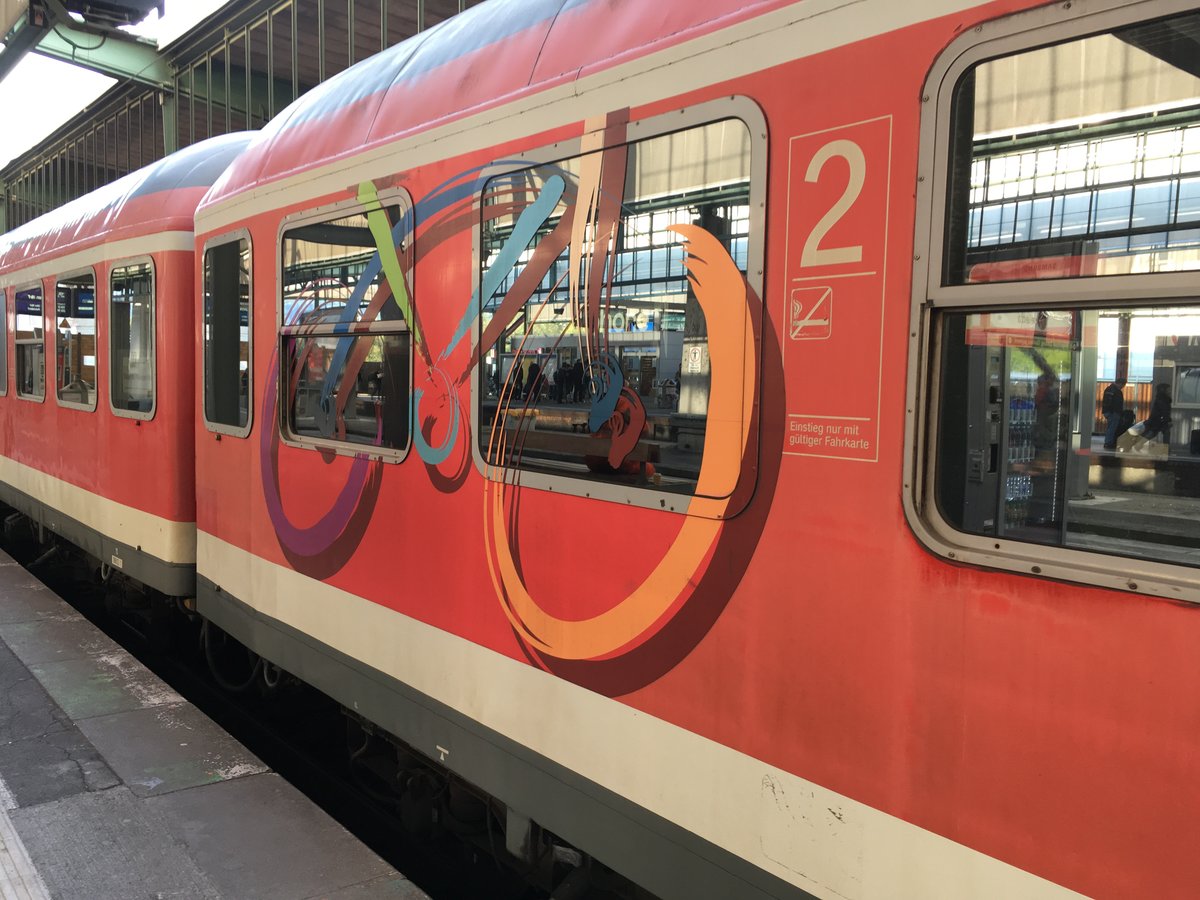 Der Ulmer 22-34 249 -9 Bnrz 451.4 war am 05.05.17 im IRE Stuttgart - Tübingen eingereiht.

Dieser Wagen trägt die Beschriftung  3 Löwen Takt RadExpress  und an den enden des Wagens wurde ein Fahrrad  aufgepinselt  wie hier zu sehen ist.