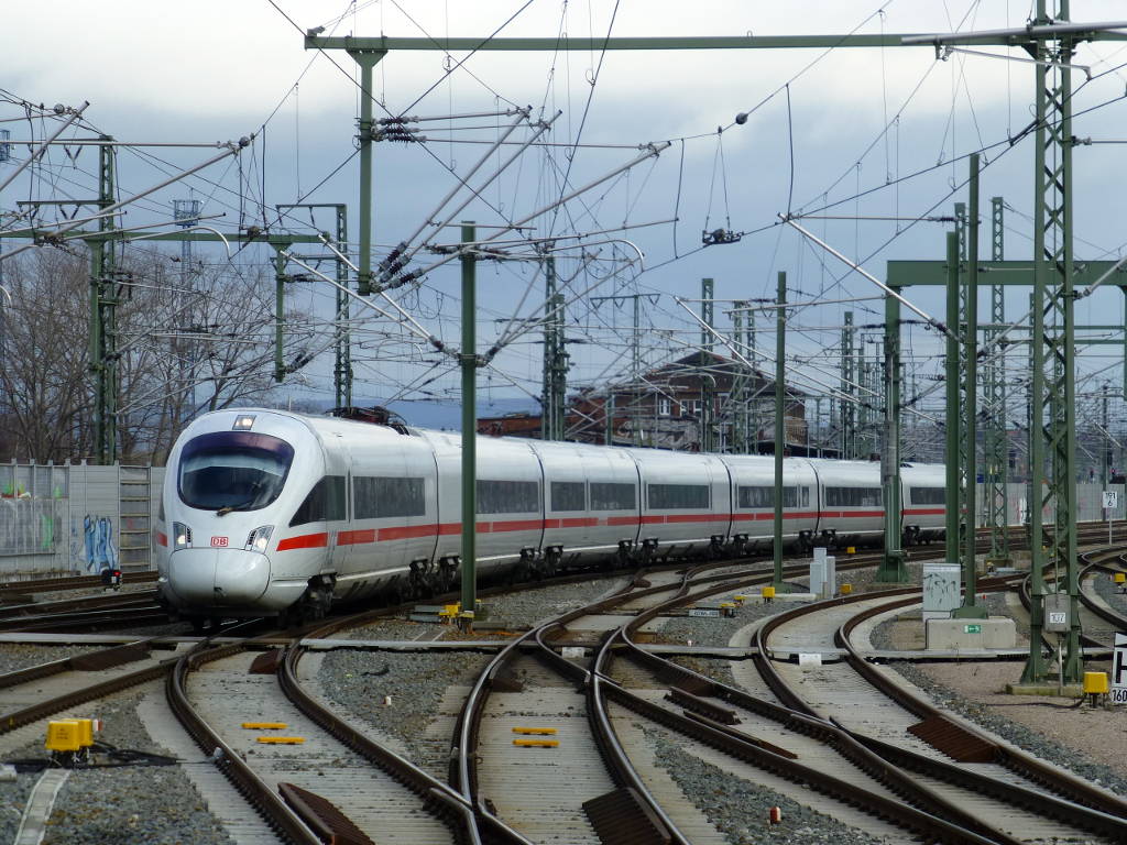 Der verspätete ICE 1509  Innsbruck  nach München bei der Einfahrt in Erfurt, 2.2.2018 