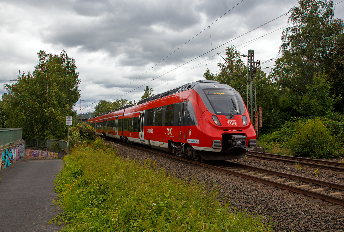 Der vierteilige Bombardier Talent 2 - 442 260 / 442 760 fährt am 31.07.2021, als RE 9 (rsx - Rhein-Sieg-Express) Siegen - Köln - Aachen, durch Siegen-Eiserfeld in Richtung Betzdorf.