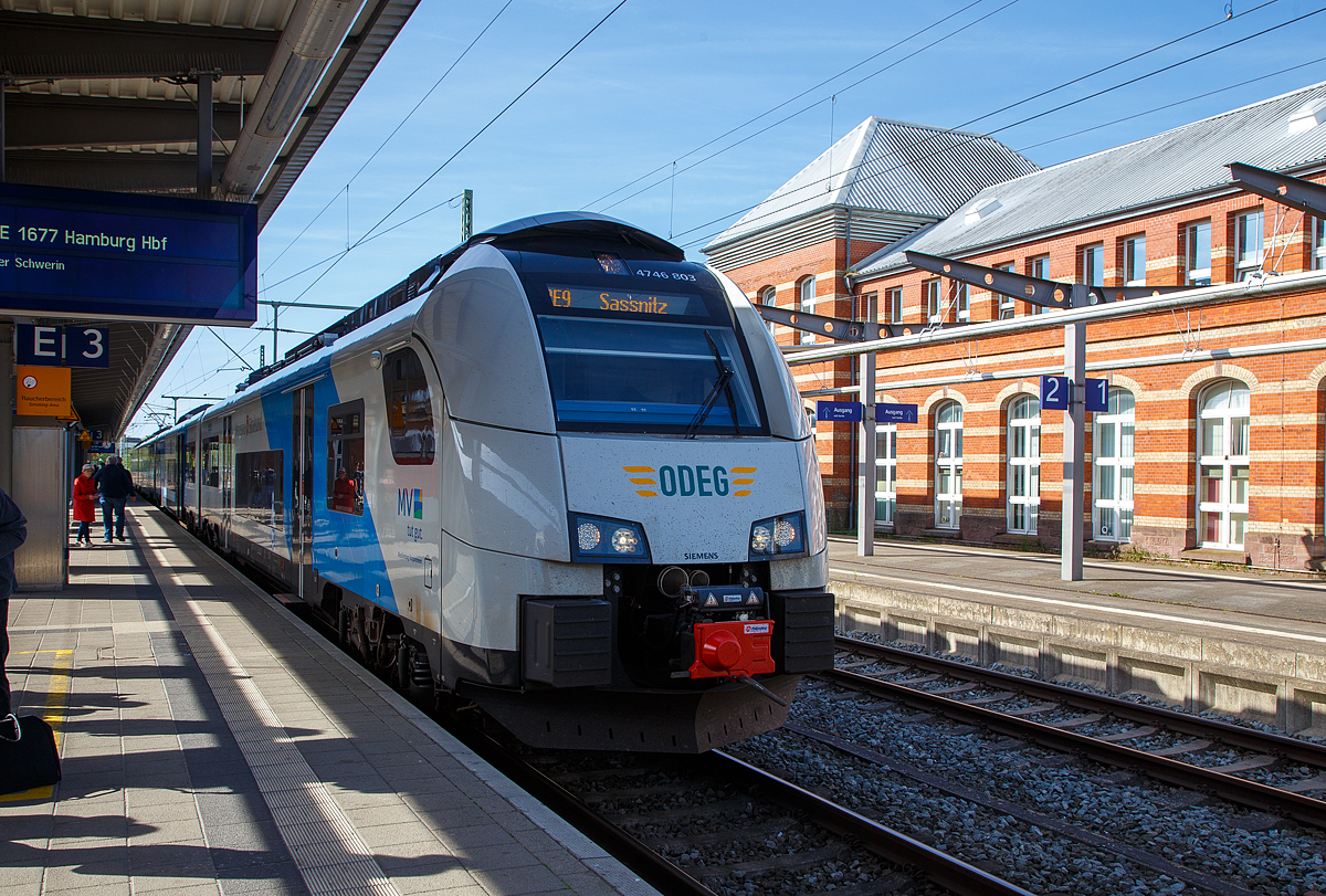 Der vierteilige Elektrotriebzug vom Typ Siemens Desiro MainLine (Desiro ML „CityJet“) 4746 803 / 4746 303 „Hansestadt  Strahlsund“ (A-ODEG 94 81 4746 303-8 / A-ODEG 94 81 4746 803-7) der ODEG - Ostdeutsche Eisenbahn GmbH steht am 14.05.2022 als RE 9 nach Sassnitz im Hbf Rostock zur Abfahrt bereit. Der Triebzug wurde 2019 von der Siemens Mobility GmbH in Krefeld als dreiteiliger ET gebaut, da die sieben Fahrzeuge der ODEG aus der laufenden Produktion fr die BB stammen, und spter um je eine 4. Wageneinheit verlngert. 

Der Elektrotriebzug Desiro MainLine (Desiro ML) ist ein aus Einzelwagen modular aufgebauter Triebzug aus dem Hause Siemens. Die Fahrzeuge hneln der deutschen Baureihe 460. Der Fahrgastraum verfgt ber eine gesteuerte LED-Beleuchtung, die sich den Tages- und Lichtverhltnissen anpasst. Die Frischluftzufuhr wird automatisch in jedem Wagen ber eine Heizungs-, Klima- und Lftungsanlage (HKL) mit CO-Sensoren gem der Auslastung reguliert. Separate Mehrzweckbereiche ermglichen die Mitnahme von 36 Fahrrdern im Zug. Es besteht ein barriere- bzw. rampenfreier Zugang zum Universal-WC. Alle Einstiege erhalten einen tiefliegenden Schiebetritt und am letzten Einstieg je eine Spaltberbrckung.

Im Jahr 2019 entschloss sich die Ostdeutsche Eisenbahn GmbH zur Beschaffung von Neufahrzeugen im Hinblick auf einen mglichen Einsatz auf dem Teilnetz Ostseekste-Ost der Verkehrsgesellschaft Mecklenburg-Vorpommern. Hierzu bestellte Alpha Trains bei Siemens Mobility sieben vierteilige Desiro-ML-Triebzge, die an die ODEG verleast wurden. Gem Angaben der sterreichischen Bundesbahnen erfolgte im Jahr 2019 eine gemeinsame Bestellung, durch den Auftrag der ODEG spare die BB bei ihrer Bestellung von 24 Triebzgen einen siebenstelligen Euro-Betrag. Damit die ODEG den Betrieb der Regionalexpresslinien ab 15. Dezember 2019 sicherstellen konnte, wurde im Gegenzug eine Vermietung von sechs BB-Triebwagen der Baureihe 4746 an die ODEG fr vier Monate vereinbart. Dies betraf die Triebzge 4746 051 bis 056.

Der erste Triebzug durchlief im Dezember 2019 die Inbetriebsetzungsphase. Der erste Triebwagen der ODEG wurde Ende Januar 2020 abgenommen und ging kurz danach in den Fahrgasteinsatz. Da die Fahrzeuge aus der laufenden Produktion fr die BB stammen, wurden sie zunchst dreiteilig ausgeliefert, die Verlngerung auf vier Wagen wurde 2021/2022 durchgefhrt. Die Triebzge haben wie alle Fahrzeuge der Baureihe 4746 eine Ausstattung fr den Betrieb unter 25 kV, 50 Hz ~ und 15 kV, 16,7 Hz ~ erhalten.

Die Ausstattung der Innenrume entspricht jenem der BB-Einheiten. Die Sitze des Typs Borcad GENIO sind hierbei jedoch einfarbig in grau gehalten.

Die Reihen 4744 und 4746 der BB - sterreichischen Bundesbahnen und der Raaberbahn sowie die Baureihe 4746 der ODEG - Ostdeutschen Eisenbahn sind elektrische Triebwagen, die seit Dezember 2015 vom Hersteller Siemens Mobility ausgeliefert werden. Sie wurden auch unter dem Namen BB Cityjet bzw. Raaberbahn Ventus bekannt. Obwohl die Zge von unterschiedlichen Eisenbahnverkehrsunternehmen betrieben werden, sind sie innerhalb ihrer Reihe exakt baugleich. 

Die Reihe 4744 wurde fr den Regionalverkehr und S-Bahn-Systeme auerhalb von Wien und die Reihe 4746 fr den Betrieb bei der S-Bahn Wien entwickelt, letztere weist pro Seite zwei Tren mehr auf. Obwohl fr den Einsatz in Deutschland bestimmt, gehren auch die von der ODEG geleasten Triebzge der Baureihe 4746 an und sind in sterreich registriert.

TECHNISCHE DATEN:
Spurweite:1.435 mm
Achsfolge: Bo‘Bo‘+2‘2‘+2‘2‘+Bo‘Bo‘
Lnge (ber Kupplung): 101.428 mm
Drehzapfenabstand: 16.240 mm
Achsabstand im Drehgestell: 2.300 mm
Antriebsleistung: 2.600 kW 
Hchstgeschwindigkeit: 160 km/h 
Eigengewicht: 184 t
Anfahrbeschleunigung1,0 m/s (0.77 m/s im Batterie-Modus)
Stromsystem: 15 kV 16,7 Hz AC / 25 kV, 50 Hz AC
Fubodenhhe: 600 mm
Fahrgastkapazitt: 324 Sitzpltze, 335 Stehpltze, 36 Fahrradstellpltze 
Max. Achslast: kleiner 17 t