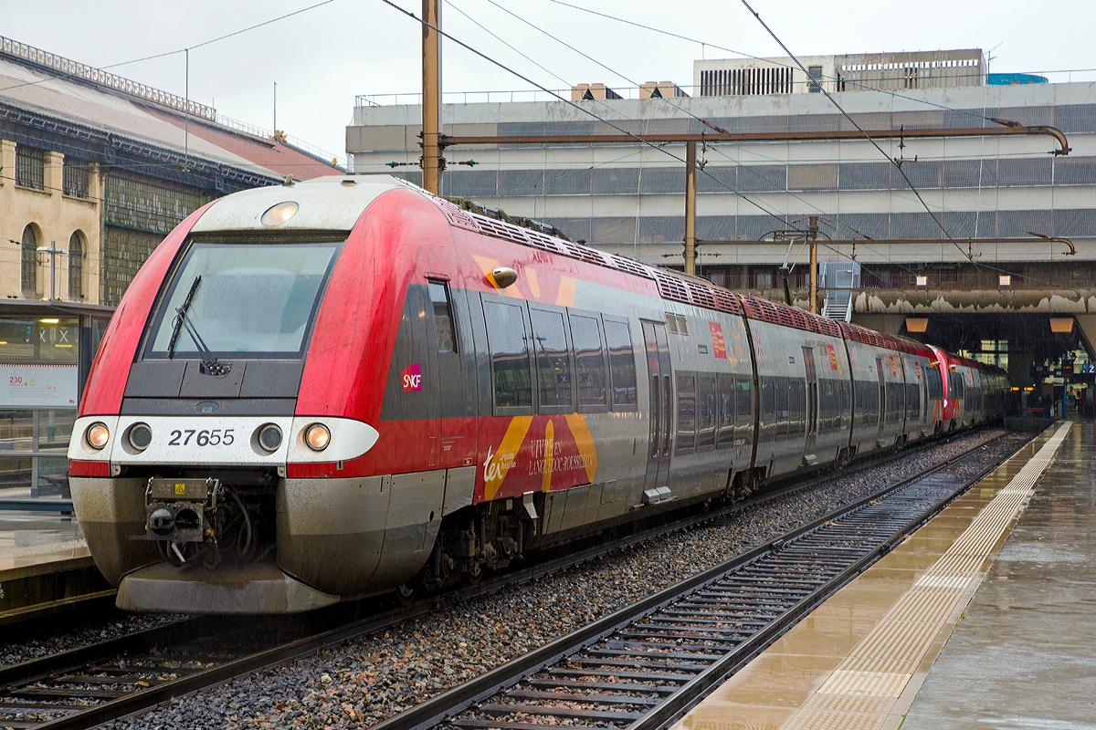 Der vierteilige Elektrotriebzug Z 27655 und ein weiterer der TER Languedoc-Roussillon am 25.03.2015 im Bahnhof Marseille Saint-Charles.

Der Z 27500, auch ZGC genannt, ist die rein elektrische Version des autorail à grande capacité (AGC), welche von Bombardier gebaut wurden. Den Z 27500 gibt es als dreiteiligen und vierteiligen Zug. Bei der SNCF (TER) sind 108 vierteilige und 103 dreiteilige Züge im Einsatz.

Den Autorail à grande capacité gibt es auch in drei weiteren Versionen, den X 76500 Dieselversion (XGC), den B 81500 Hybridversion (Diesel und 1500 V) (BGC) und B 82500 Hybridversion (Diesel, 1500 V und 25 kV 50 Hz) (BBGC/BiBi).

Technische Daten (vierteiliger Z 27500):
Hersteller: Bombardier Transportation
Baujahre: 2005 bis 2010
Spurweite: 1.435 mm (Normalspur)
Achsformel: Bo'2'2'2'Bo'
Spurweite: 1435 mm
Länge über Kupplung: 72.800 mm
Höhe: 4.020 mm
Breite: 2.950 mm
Drehgestellachsstand: 2.800 mm
Höchstgeschwindigkeit: 160 km/h
Dauerleistung: 1.300 kW
Stromsystem: 1,5 kV DC / 25 kV 50 Hz AC
Anzahl der Fahrmotoren: 4 Asynchronmotoren
Kupplungstyp: Scharfenbergkupplung
Sitzplätze: 174 (4-teilig)
Niederfluranteil: 60