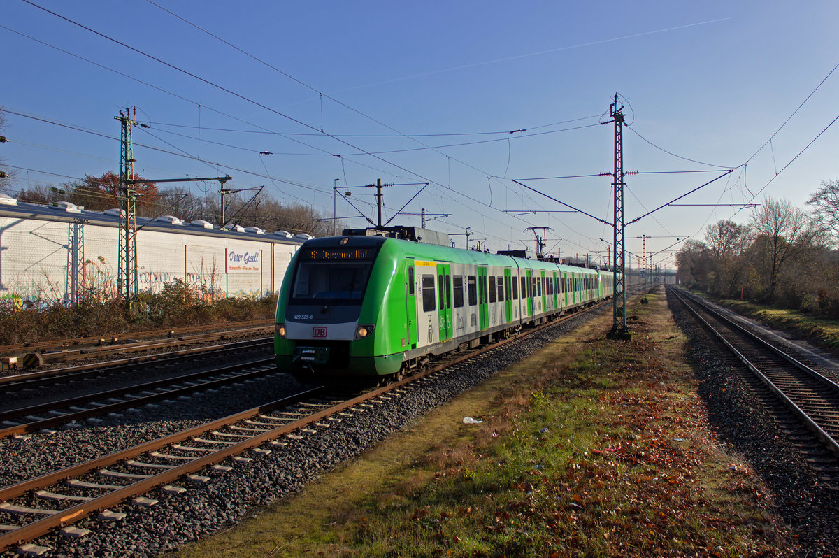 Der VRR hat fr die S-Bahn Rhein-Ruhr eine neue einheitliche Farbgebung designt, die hauptschlich aus grn und grau besteht und an den Seitenwnden Sehenswrdigkeiten aus der Region darstellt. Eine Doppeltraktion 422 mit TZ 422 025 an der Spitze erreicht am 04.12.2019 Dsseldorf-Eller.