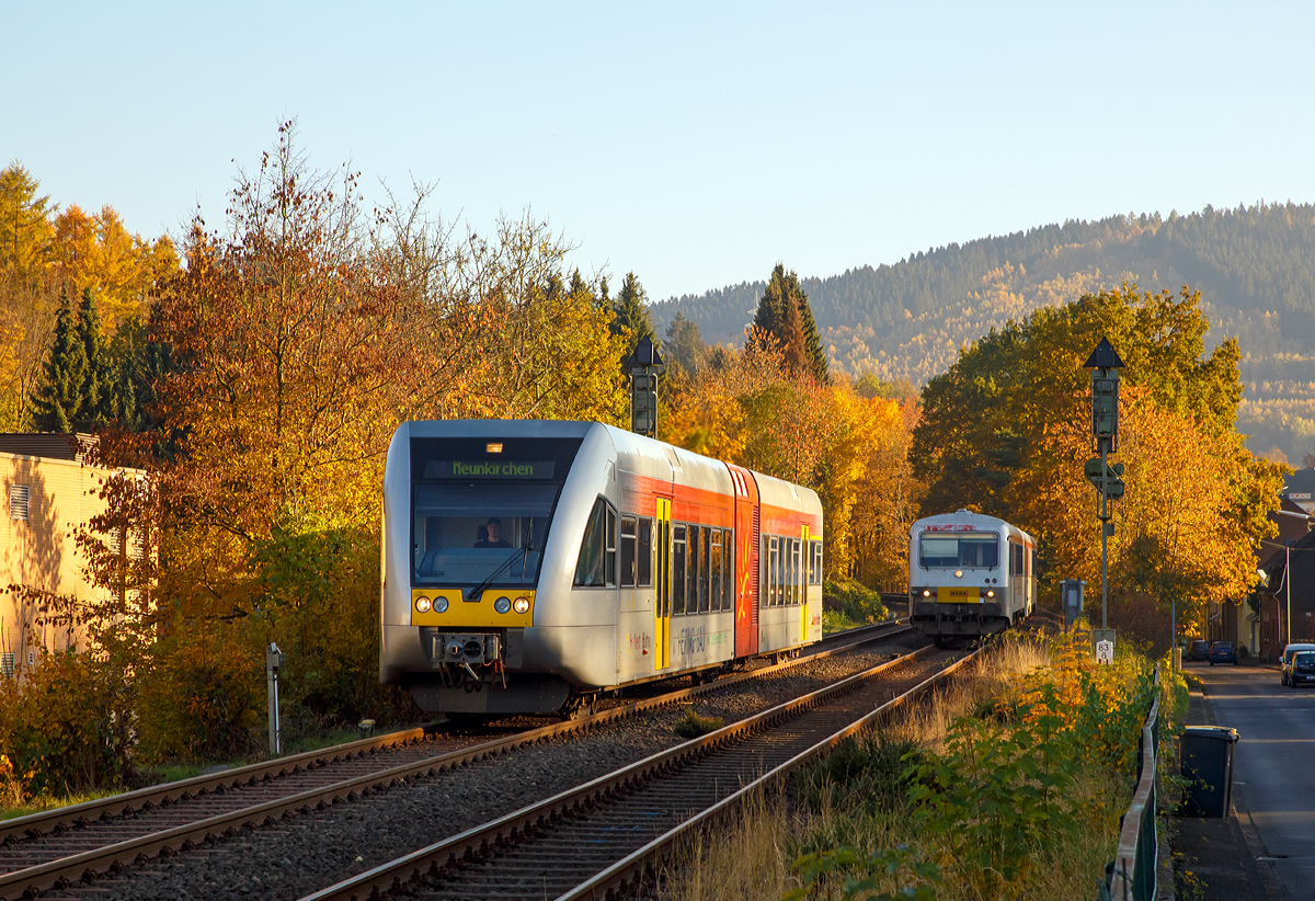 
Der VT 116 (95 80 0646 416-7 D-HEB / 95 80 0946 916-3 D-HEB / 95 80 0946 416-4 D-HEB) ein Stadler GTW 2/6 der HellertalBahn, als RB 96  Hellertal-Bahn  (Neunkirchen(Kr Siegen) - Herdorf - Betzdorf) und der Dieseltriebwagen VT/VS 51 (95 80 0628 051-4 D-WEBA / 95 80 0928 051-1 D-WEBA) der Westerwaldbahn (WEBA), als RB 97  Daadetal-Bahn   (Daaden - Betzdorf) erreichen am 27.10.2015 bald den Bahnhof Betzdorf/Sieg.