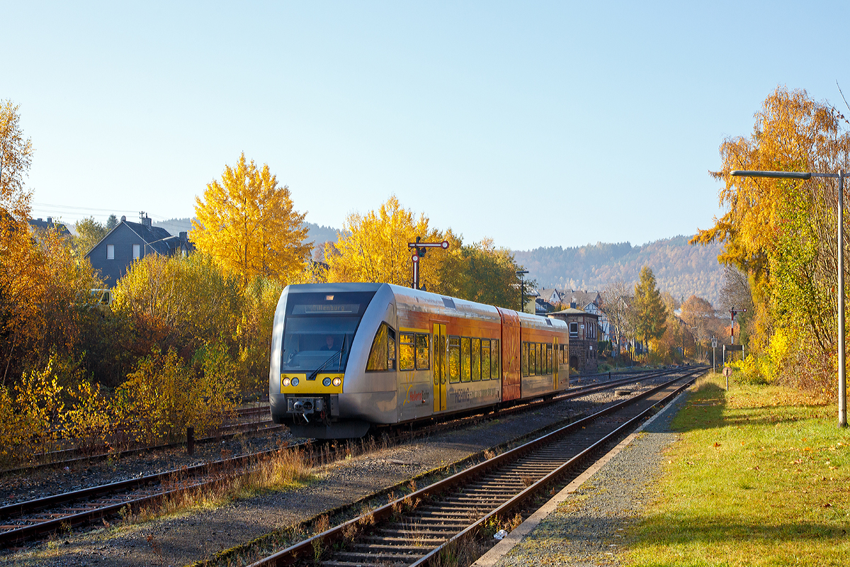 
Der VT 117 (95 80 0946 417-2 D-HEB/95 80 0646 417-5 D-HEB/95 80 0946 917-1 D-HEB) ein Stadler GTW 2/6 der HellertalBahn, erreicht am 01.11.2015, als RB 96  Hellertal-Bahn  (Betzdorf-Herdorf-Haiger-Dillenburg) den Bahnhof von Herdorf.