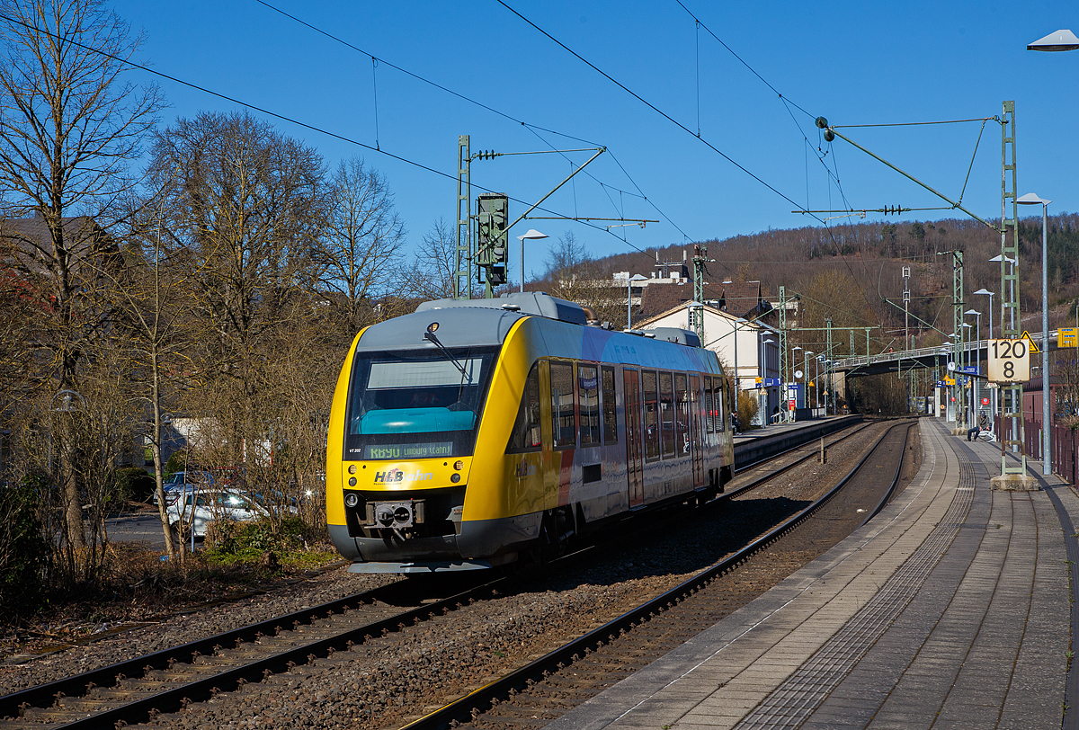 Der VT 202 Abp (95 80 0640 102-9 D-HEB), ein Alstom Coradia LINT 27 der (Hessische Landesbahn), fährt am 18.03.2022, als RB 90  Westerwald-Sieg-Bahn  (Siegen - Betzdorf/Sieg - Au/Sieg - Altenkirchen – Westerburg – Limburg/Lahn), vom Bf Kirchen/Sieg weiter in Richtung Betzdorf. 

Der Triebwagen wurde 2004 Alstom (LHB) in Salzgitter unter der Fabriknummer 1187-002 für die vectus Verkehrsgesellschaft mbH gebaut, mit dem Fahrplanwechsel am 14.12.2014 wurden alle Fahrzeuge der vectus nun Eigentum der HLB.