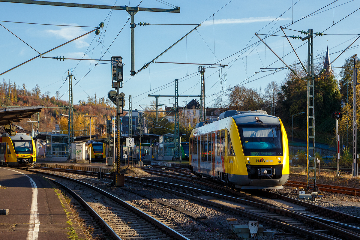 Der VT 208 ABp (95 80 0640 108-6 D-HLB), ein Alstom Coradia LINT 27 der HLB, ex vectus VT 208, verlässt am 09.11.2021 nun als RB 90  Westerwald-Sieg-Bahn  (Betzdorf – Au - Altenkirchen) den Bahnhof Betzdorf (Sieg). 

Der Alstom Coradia LINT 27 wurde 2004 von Alstom (LHB) in Salzgitter unter der Fabriknummer 1187-008 für die vectus Verkehrsgesellschaft mbH gebaut, mit dem Fahrplanwechsel am 14.12.2014 wurden alle Fahrzeuge der vectus nun Eigentum der HLB.
