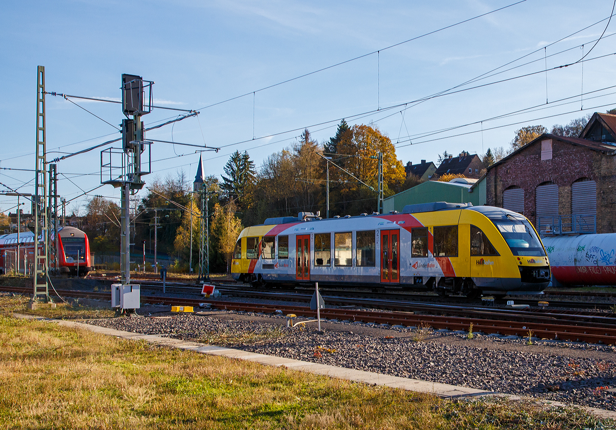 Der VT 208 ABp (95 80 0640 108-6 D-HLB), ein Alstom Coradia LINT 27 der HLB, ex vectus VT 208, erreicht am 09.11.2021, als RB 90  Westerwald-Sieg-Bahn  (Altenkirchen- Au - Betzdorf) den Ziel-Bahnhof Betzdorf (Sieg). Kurz drauf fährt er wieder Fahrplanmäßig in Gegenrichtung los.

Der Alstom Coradia LINT 27 wurde 2004 von Alstom (LHB) in Salzgitter unter der Fabriknummer 1187-008 für die vectus Verkehrsgesellschaft mbH gebaut, mit dem Fahrplanwechsel am 14.12.2014 wurden alle Fahrzeuge der vectus nun Eigentum der HLB.