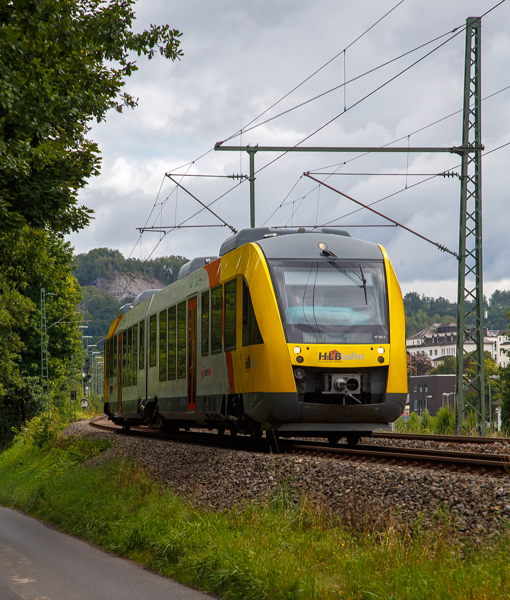 Der VT 252 (95 80 0648 152-6 D-HEB / 95 80 0648 652-5 D-HEB) ein Alstom Coradia LINT 41 der HLB (Hessische Landesbahn), ex Vectus VT 252, hat am 26.08.2021, als RB 90  Westerwald-Sieg-Bahn  (Siegen - Au/Sieg - Altenkirchen - Westerburg - Limburg/Lahn), den Bahnhof Wissen (Sieg) verlassen und fährt nun weiter in Richtung Au (Sieg). 
Nochmals einen lieben Gruß an den netten Tf zurück.