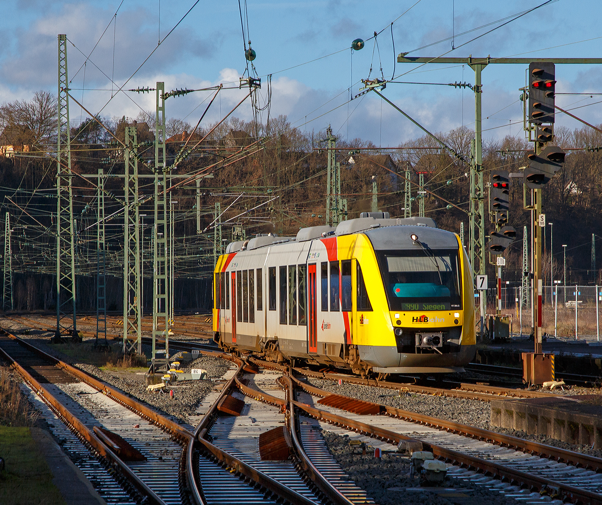 
Der VT 264 (95 80 0648 664-0 D-HEB / 95 80 0648 164-1 D-HEB) ein Alstom Coradia LINT 41 der HLB (Hessische Landesbahn), ex Vectus VT 264, fährt am 10.01.2016, als RB 90   Westerwald-Sieg-Bahn   (Westerburg - Altenkirchen - Au/Sieg - Betzdorf - Siegen) Umlauf HLB61718, in den Bahnhof Betzdorf/Sieg ein. 

Die Aufnahme konnte ich vom Bahnsteig (101/113) machen.