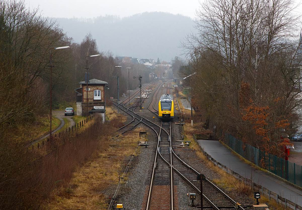 Der VT 505 (95 80 1648 105-2 D-HEB / 95 80 1648 605-1 D-HEB), ein Alstom Coradia LINT 41 der neuen Generation, der HLB (Hessische Landesbahn GmbH) erreicht am 16.12.2021, als RB 96  Hellertalbahn  (Neunkirchen - Herdorf - Betzdorf), Umlauf 61778, den Bahnhof Herdorf.