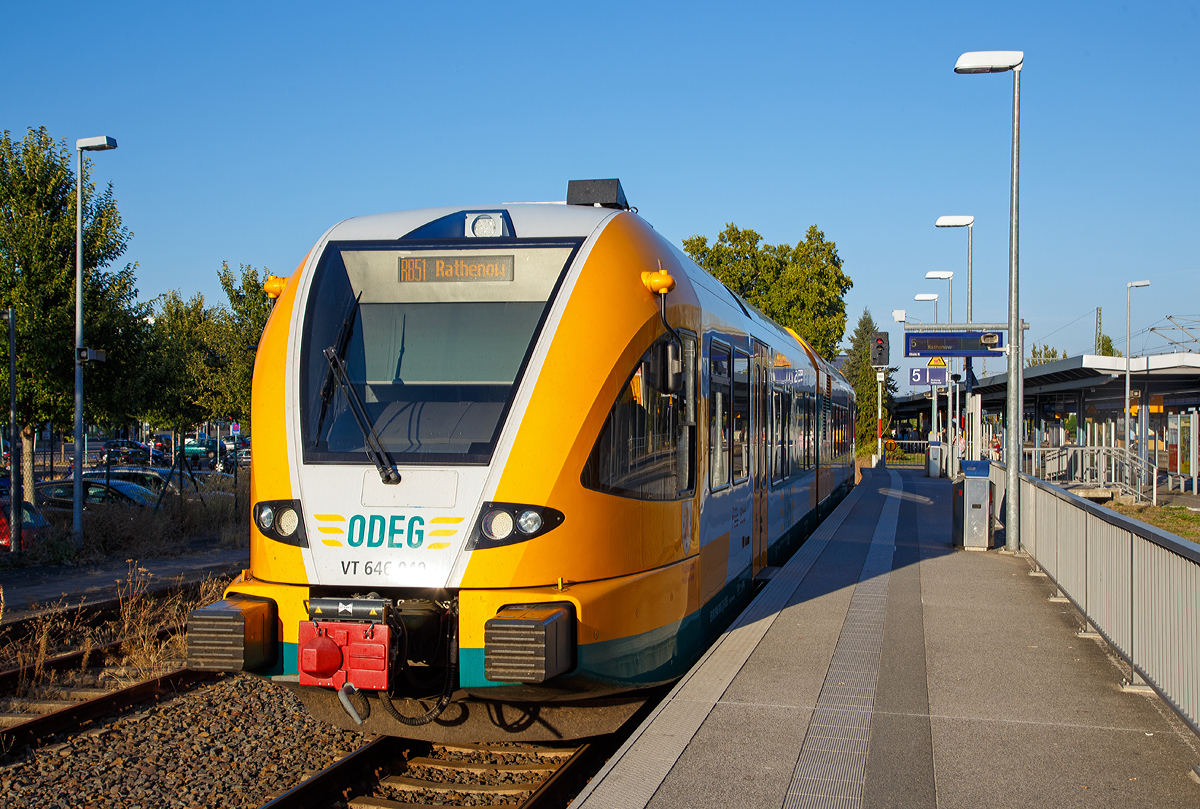 
Der VT 646.040  Rathenow  (95 80 0946 040-2 / 95 80 0646 040-5 / 95 80 0946 540-1 D-ODEG) ein Stadler GTW 2/6 der Ostdeutsche Eisenbahn GmbH (ODEG) steht am 18.09.2018 als RB 51 nach Rathenow im Hbf Brandenburg an der Havel zur Abfahrt bereit. 

Der GTW 2/6 wurde 2011 von Stadler Pankow unter den Fabriknummer 39192 bis 39194 gebaut. 

Der Antrieb dieser moderneren diesel-elektrischen Triebwagen ist erheblich geräuscharmer als bei den älteren Fahrzeugen. Aber auch das Frontdesign ist moderner geworden, und der Triebzug ist über 2 m länger.

TECHNISCHE DATEN:
Spurweite: 1.435 mm
Achsfolge: 2'Bo'2.
Länge über Scharfenbergkupplung: 40.890 mm 
Breite: 3.000 mm 
Höhe: 4.050 mm 
Eigengewicht: ca. 70 t 
Antrieb: diesel-elektrisch, 2 x 382 kW
Höchstgeschwindigkeit: 140 km/h.
Max. Beschleunigung: 0,75 m/s² bis 50 km/h
Anfahrzugkraft: 62 kN
Sitzplätze: 100
Stehplätze: 158 (bei 4 Pers./m²)
