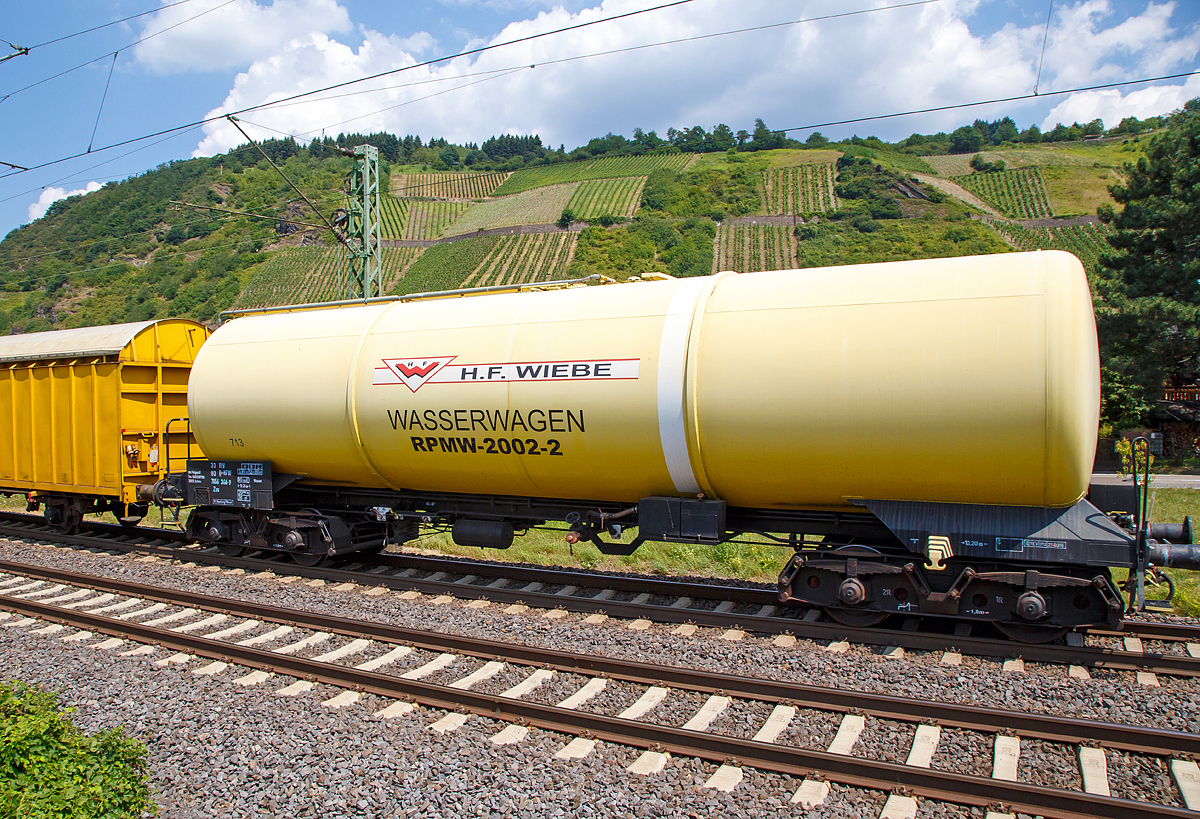 Der Wasserwagen zur Recycling-Planumsverbesserungsmaschine RPMW 2002-2 der H.F. Wiebe GmbH & Co. KG am 14.07.2018 im Zugverband auf der Fahrt durch Leutesdorf,  auf der KBS 465 (Rechte Rheinstrecke) in Richtung Norden. Wiebe Wagen 713 ein vierachsiger-Drehgestell Kesselwagen der Gattung Zas, UIC-Fahrzeug-Nr. 33 80 7856 366-9 D-HFW.

TECHNISCHE DATEN:
Gattung: Zas
Spurweite: 1.435 mm
Lnge ber Puffer : 15.240 mm
Drehzapfenabstand: 10.200 mm
Achsabstand im Drehgestell: 1.800 mm
Hchstgeschwindigkeit: 100 km/h 
Eigengewicht: 20.000 kg
Nutzlast: 60,0 t ab Streckenklasse C
Gesamtvolumen:90.250 Liter (Wasser)
Bremse: KE-GP
Intern. Verwendungsfhigkeit:  RIV