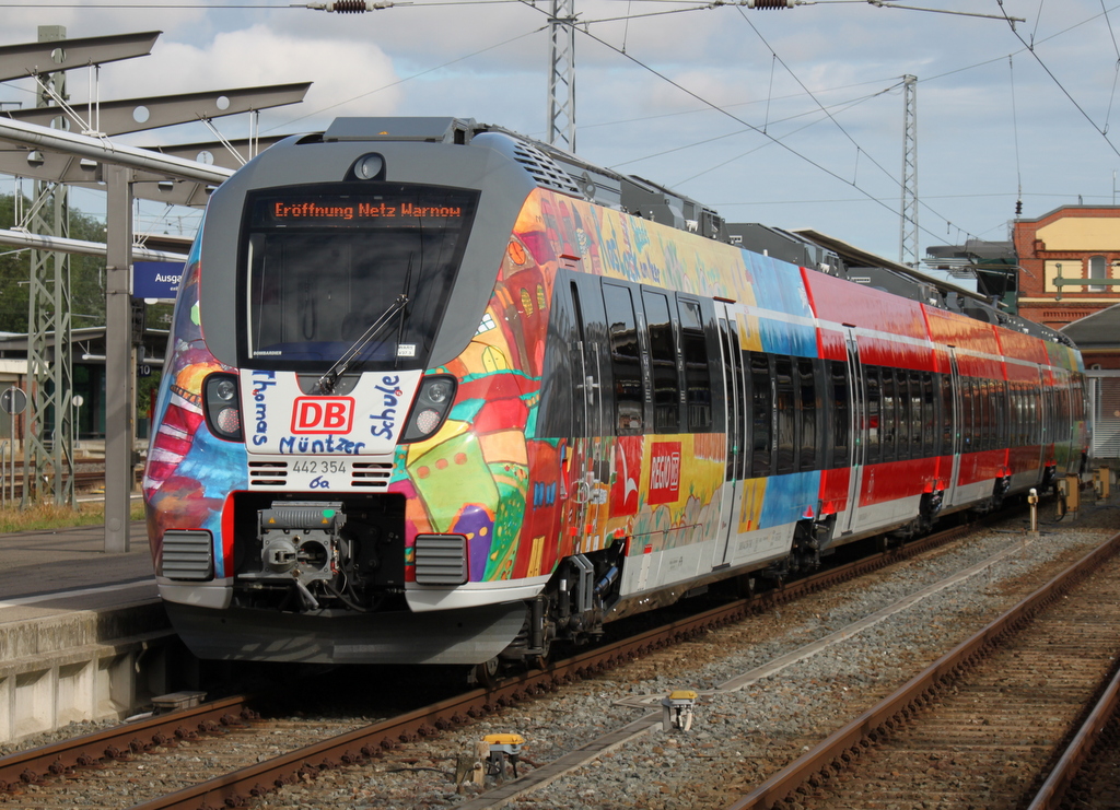 Der Werbe-Hamster 442 354-7 stand am Morgen des 14.06.2014 im Rostocker Hbf.