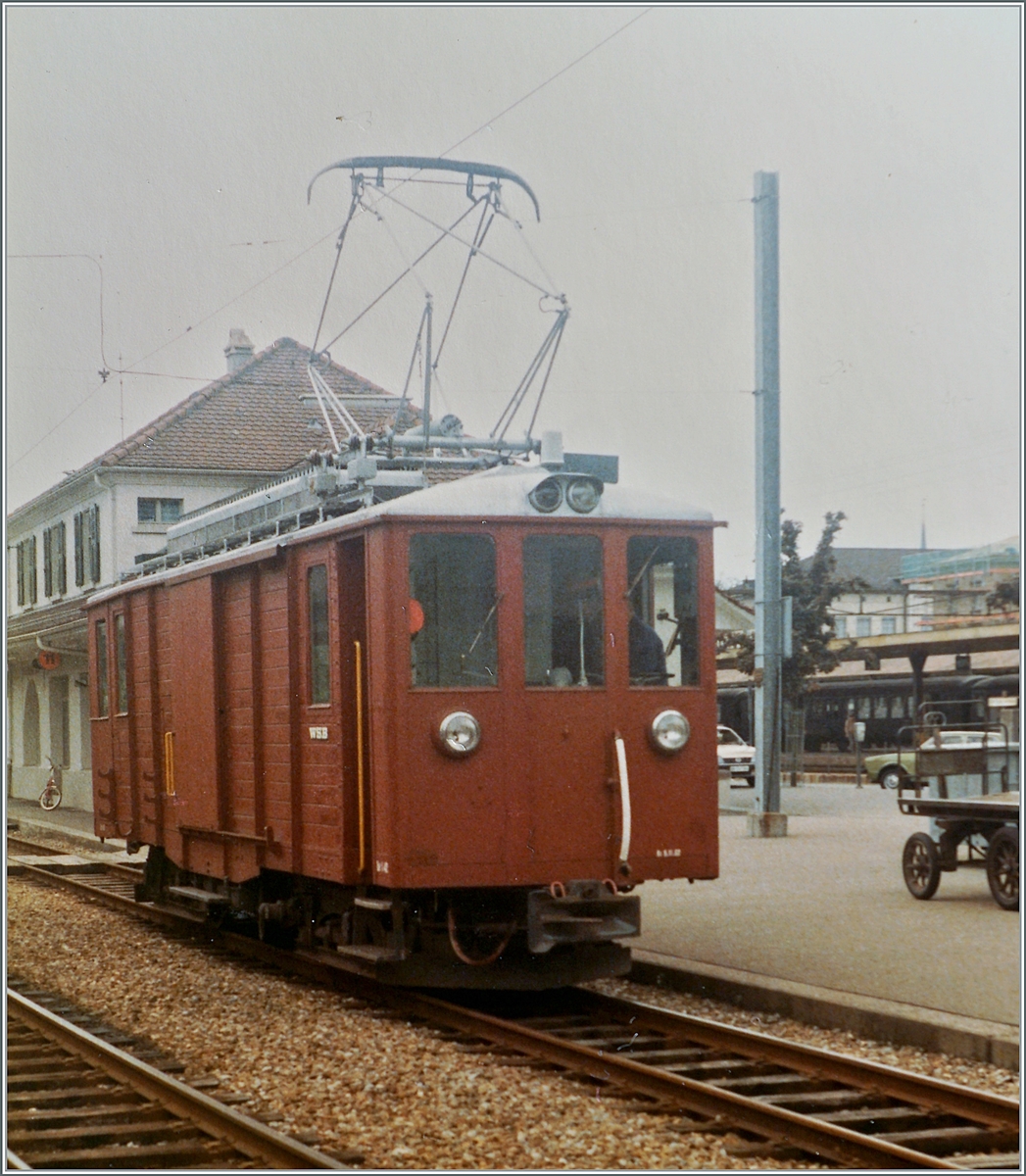 Der WSB De 4/4 N° 42 ( Revisionsdatum R1 5.11.82) ist Aarau WSB unterwegs. 

Analogbild vom 23. Mai 1984