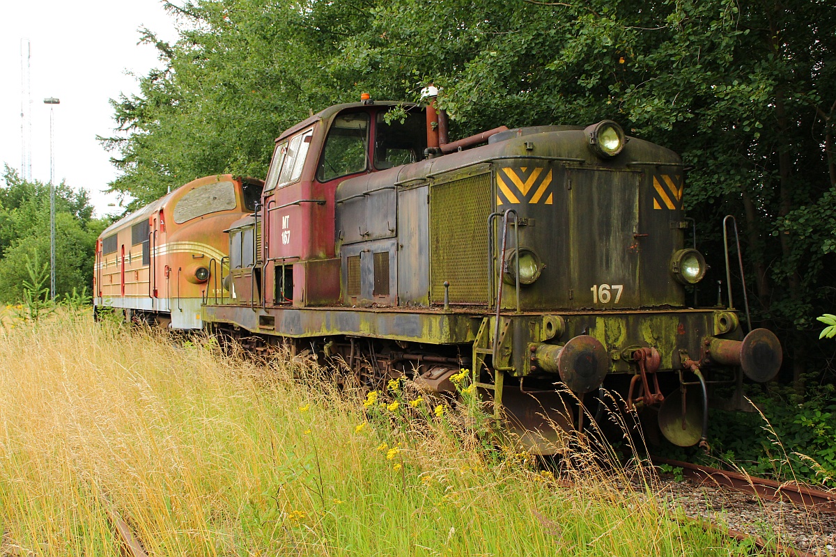 Der Zahn der Zeit hat bereits deutlich an ihr genagt und nach einer Prüfung wurde die gute alte DSB MT 167 für  nicht instandsetzbar  erklärt und 2013 durch die Mitarbeiter der Contec/CFL Werkstatt in Padborg vor Ort zerlegt. Die Lok war 1998 ausgemustert worden und wurde an das DSB Museum abgegeben, 2009 kaufte Contec die Lok und wollte sie aufarbeiten wozu es aber letztendlich nicht kam. Padborg 21.07.2012(üaVinG)