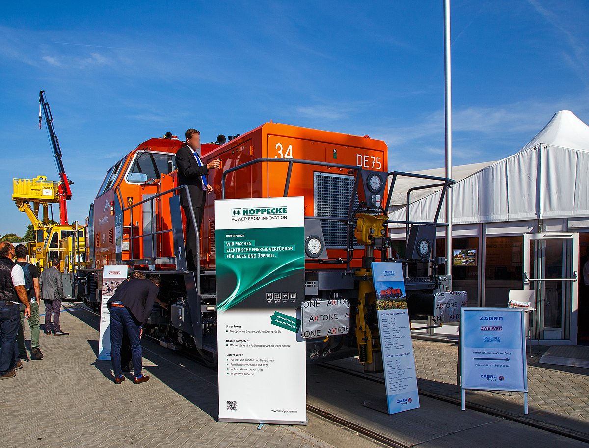 Der zur ZAGRO Group gehrende Hersteller  GMEINDER LOKOMOTIVEN GmbH (Mosbach) prsentierte auf der InnoTrans 2018 in Berlin (hier 18.09.2018) seine Rangierlokomotive mit elektrischer Leistungsbertragung DE75 BB Dual Engine, hier in Form der ArcelorMittal 34, NVR-Nummer 92 80 1075 034-9 D-GL.

Die DE 75 BB Dual Engine wurde 2018 von Gmeinder in Mosbach unter der Fabriknummer 5777 gebaut und hier auf der Messe  InnoTrans 2018  ausgestellt bevor sie dann an die ArcelorMittal Eisenhttenstadt Transport GmbH in Eisenhttenstadt als Lok 34 ArcelorMittal 1075 034-9 ausgeliefert wurde.

Die DE75 BB ist eine robuste Rangierlokomotive fr den schweren Rangierdienst. Die elektrische Leistungsbertragung mit vier unabhngig geregelten Fahrmotoren ermglicht die optimale Ausnutzung der Adhsion und gleichzeitig die Verwendung verschiedenster Energiequellen. Durch den symmetrischen Aufbau der Lokomotive knnen zwei Energiequellen eingebaut werden, zum Beispiel (wie hier) zwei Diesel-Generator-Aggregate (Dual-Engine Lokomotive) oder ein Dieselaggregat und ein Lithium-Ionen-Batteriesatz (Hybridlokomotive). Auch eine Energiezufhrung ber Stromschiene (DC 750 V) oder Fahrdraht ist mglich. Der symmetrische Aufbau der Lokomotive setzt sich auch in der Leistungselektronik fort. Zwei unabhngige Teilsysteme gewhrleisten hchste Verfgbarkeit der Lokomotive.

Die ist zugelassen, Zugfahrten auerhalb von Bahnhfen sind jedoch nicht mglich, da der Erstkunde Arcelor Mittal die Lok ohne Zugsicherung und Zugfunk geordert hat. 

TECHNISCHE DATEN der DE75 BB Dual Engine:
Hersteller:	GMEINDER LOKOMOTIVEN GmbH (Mosbach)
Spurweite:  1.435 mm
Achsformel: Bo‘ Bo‘
Lnge ber Puffer: 14.080 mm
Drehzapfenabstand: 5.600 mm
Achsabstand im Drehgestell: 2.400 mm
Breite: 3.080 mm
Hhe: 4.260 mm
Dienstgewicht: 80 t
Achslast: 20 t
Hchstgeschwindigkeit: 100 km/h
Min. Dauerfahrgeschwindigkeit: kleiner 1,0 km/h
Motorleistung: 2 x 354 kW
Leistung am Rad: 600 kW 
Anfahrzugkraft: 260 kN
Kleinster befahrbarer Gleisbogen: R  60 m
Tankinhalt: 1.900 Liter
Sandvorrat: 500 kg
Fahrzeugbegrenzung:   UIC 505-1
