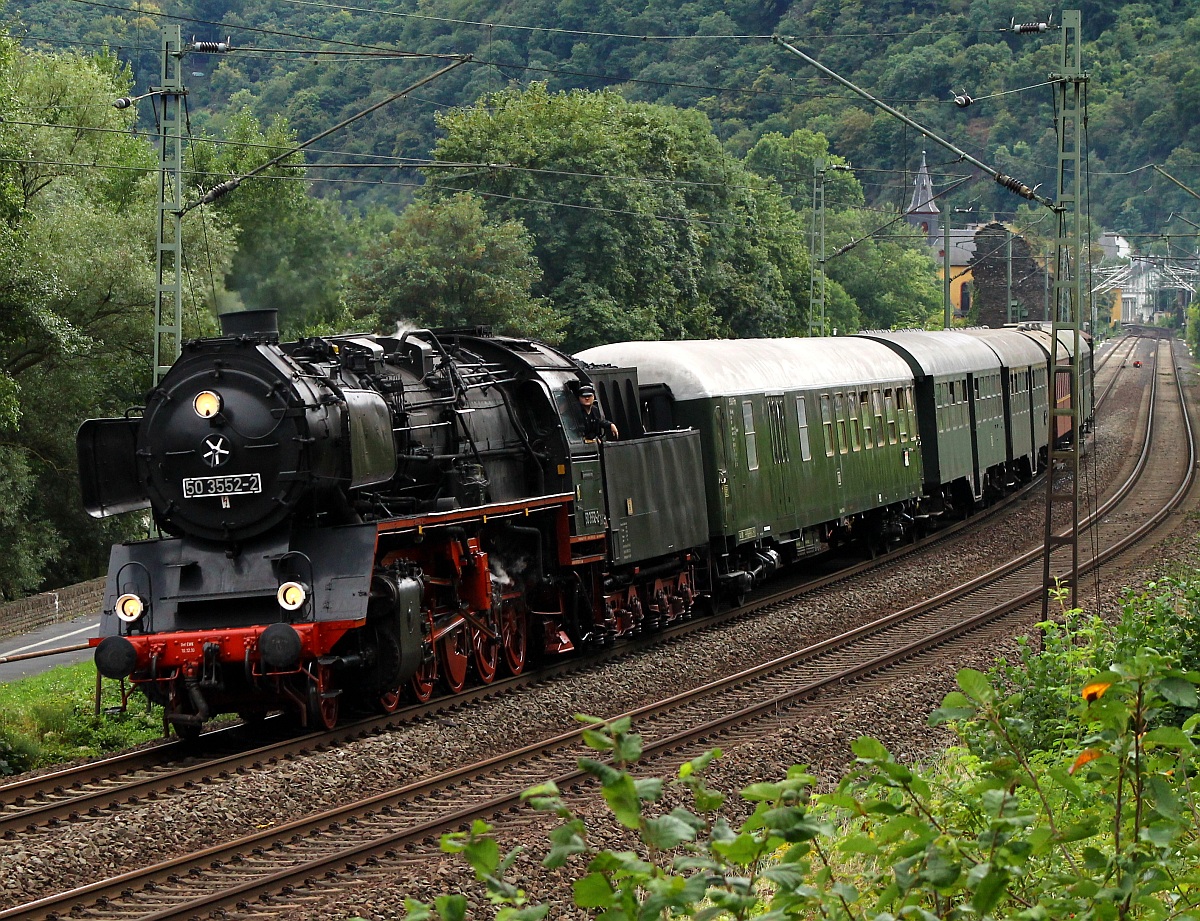 Der zweite Dampf-Sonderzug an diesem Tage wurde gezogen von 50 3552-2 die hier Bacharach durchfahren hat und auf dem Weg nach Oberwesel ist. 14.09.2013