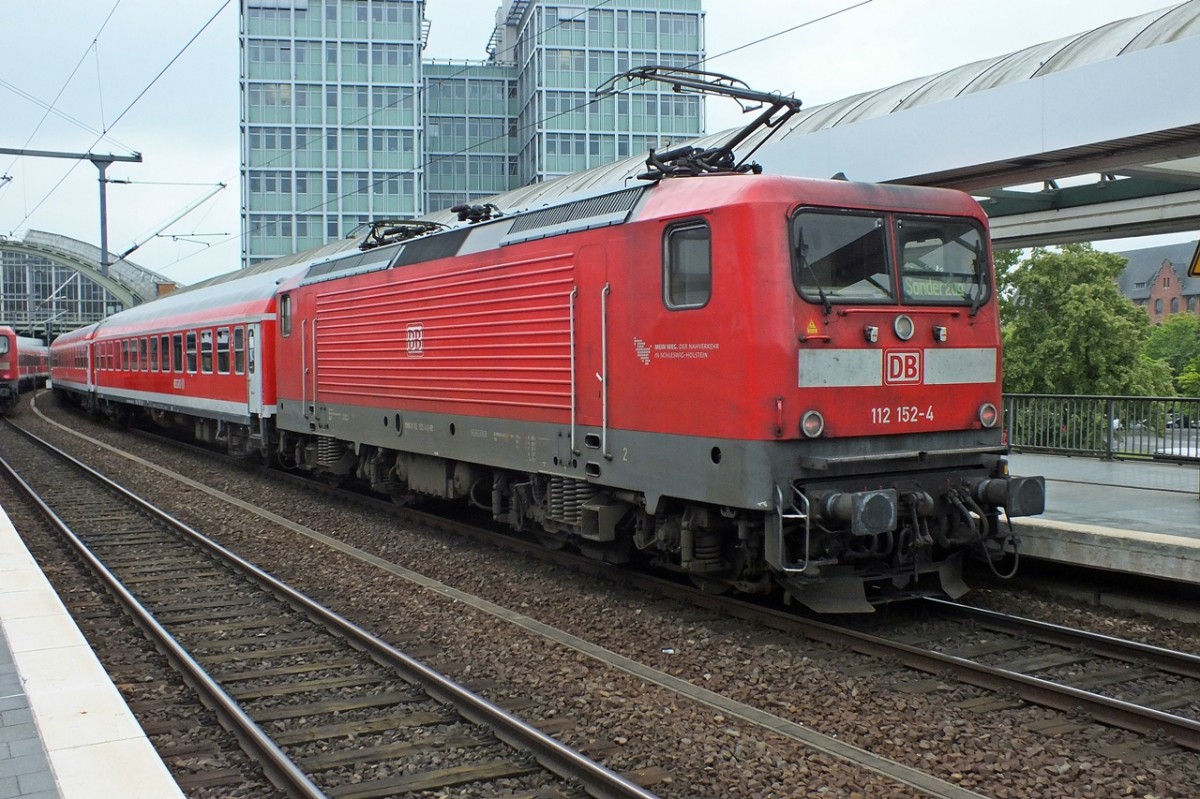 Der zweite Sonderzug, der am 15.5. aus Warnemnde nach Berlin fuhr, war mit 112 152 bespannt. Im Schietwetter fiel nicht weiter auf, dass beide Loks wohl schon lnger keine Waschanlage mehr gesehen haben...