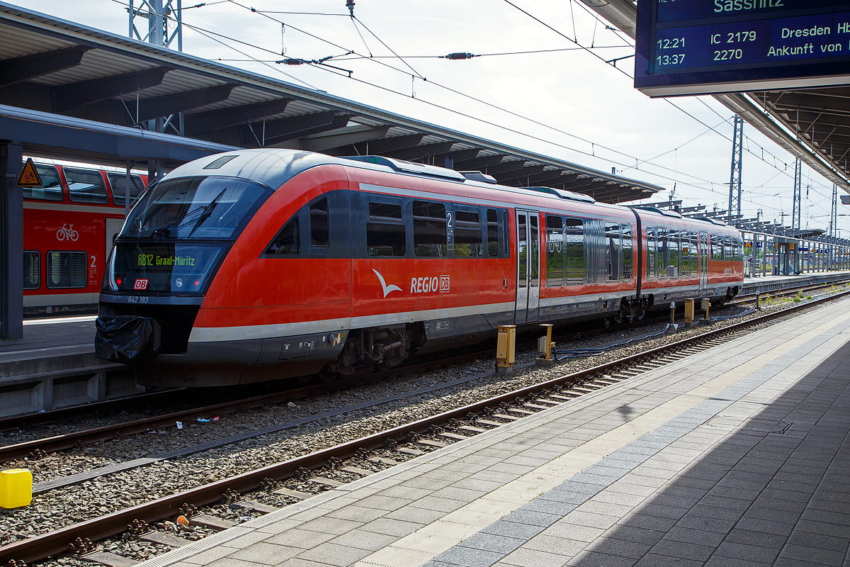 Der zweiteilige Siemens Desiro Classic (Dieseltriebzug) 642 183 / 642 551 (95 80 0642 183-7 D-DB / 95 80 0642 683-6 D-DB) DB Regio Hanse Verkehr GmbH, steht am 16.05.2022, als RB 12 (Rostock – Rövershagen – Graal-Müritz), im Hbf Rostock zur Abfahrt bereit.

Der Desiro Classic wurde 2002 von Siemens in Uerdingen (ex DUEWAG) gebaut, der VT 642 183 unter der Fabriknummer 92910 und der VT 642 683 unter der Fabriknummer 92911.
