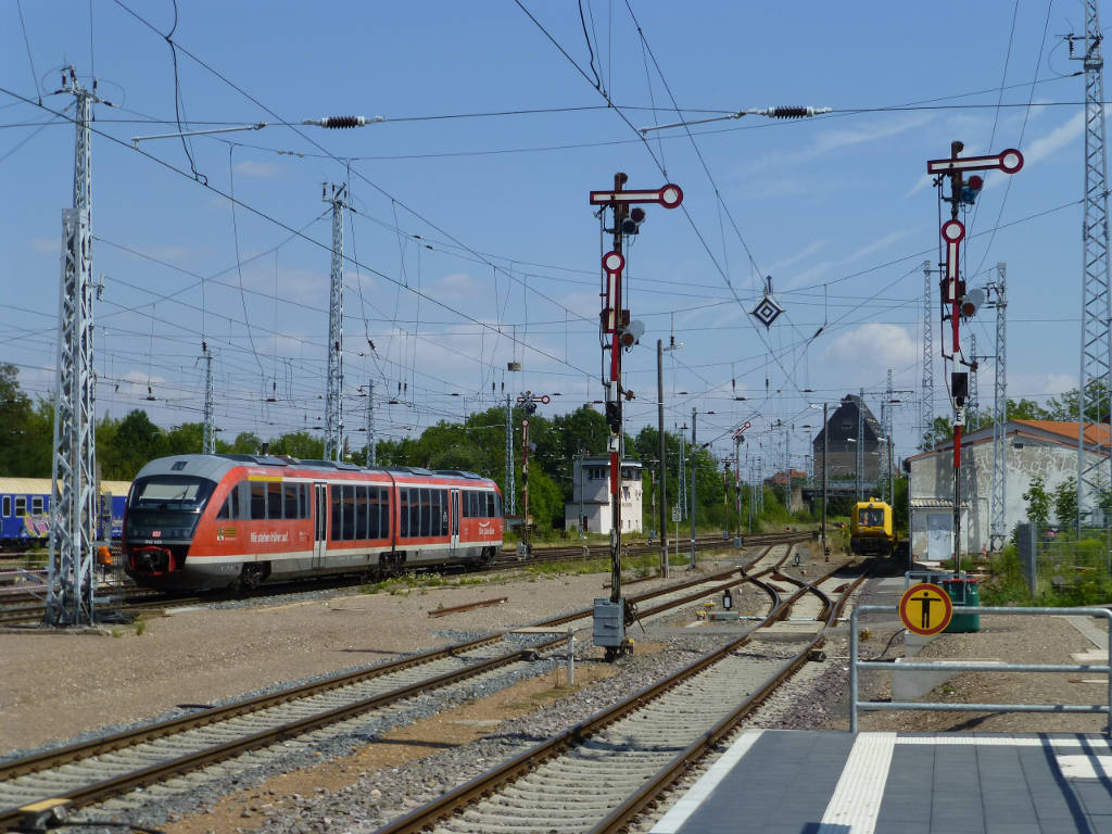 Desiro  Straße der Romanik  (Nr. 163) ist am 5.8.15 als RE10 auf dem Weg nach Halberstadt. Im Hintergrund ein abgestelltes Baufahrzeug.