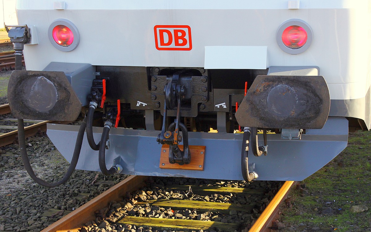 Detailansicht vom DB VT 0628/928 509, ein Stück Holz schützt den Schneeräumer vor Beulen...Westerland/Sylt 17.11.2015