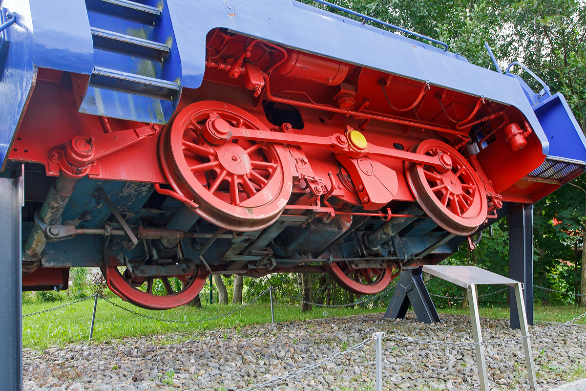 
Details die man sonst nicht sehen kann....
Die  gekippte Lok  in Schwarzenberg eine LKM V 10 B als Technik-Denkmal in der Nähe des ehemaligen Schlossbergtunnels am 25.08.2013.