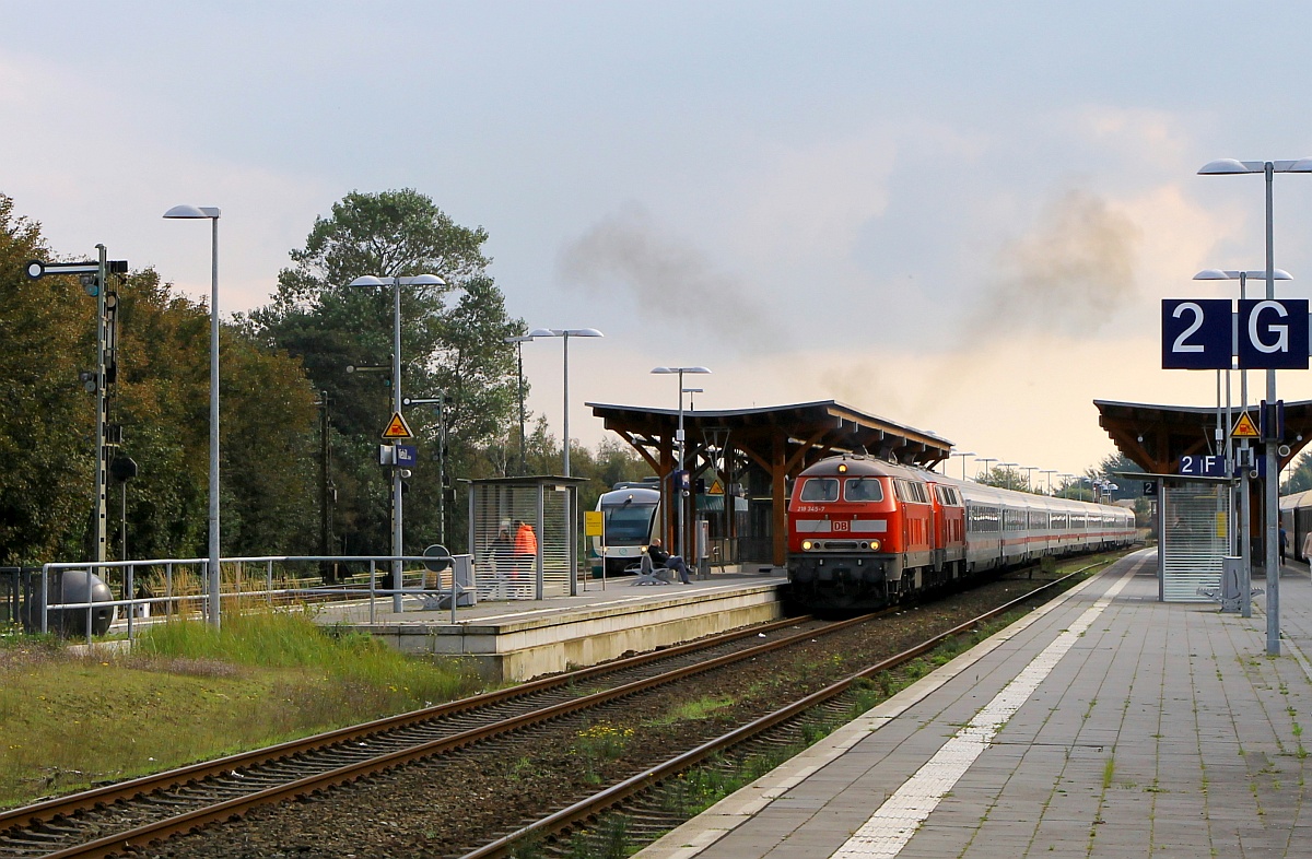 Deutlich hör-und sichtbar verabschieden sich hier die 218 345 und 379 mit ihrem IC nach Westerland aus Niebüll. Es geht doch nichts über die gute alte 218. Niebüll 23.09.2017