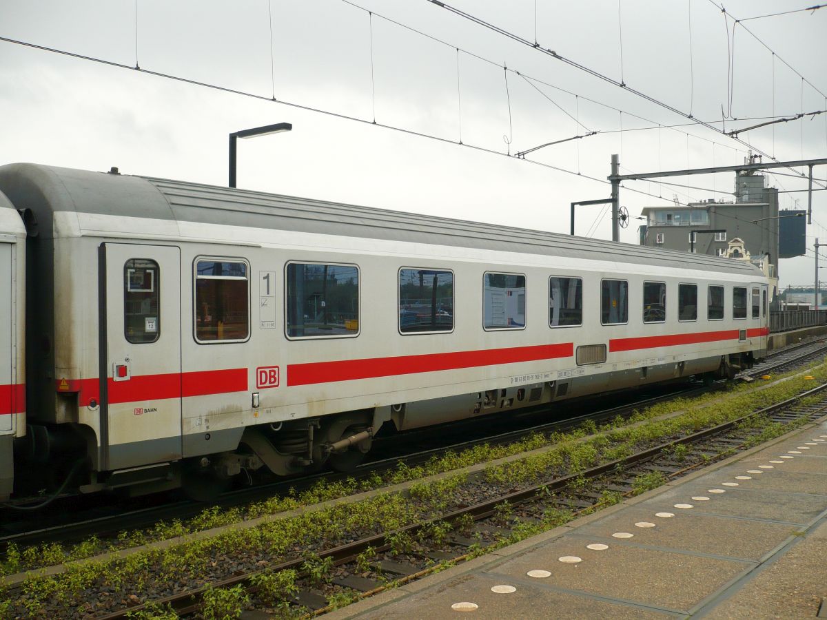 Deutsche Bahn 1. Klasse Intercity Reisezugwagen Avmz mit Nummer D-DB 61 80 19-91 762-3 Gleis 15 Amsterdam Centraal Station, Niederlande 16-09-2015.

DB 1e klasse intercity rijtuig Avmz met nummer D-DB 61 80 19-91 762-3 spoor 15 Amsterdam CS 16-09-2015.