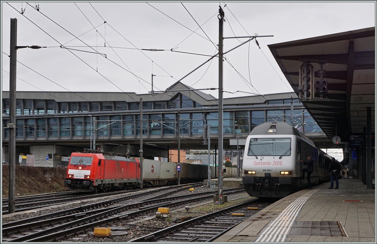 Deutsche Loks in Basel SBB in seit Jahren nicht seltens. wenn diese hingegen aus Frankreich kommt dann ist dies schon etwas anders: die DB 186 fährt ohne Halt durch Basel SBB Richtung Rangierbahnhof. Recht im Bild die Re 460 098-7 mit dem IR 2469 nach Luzern.
5. März 2016