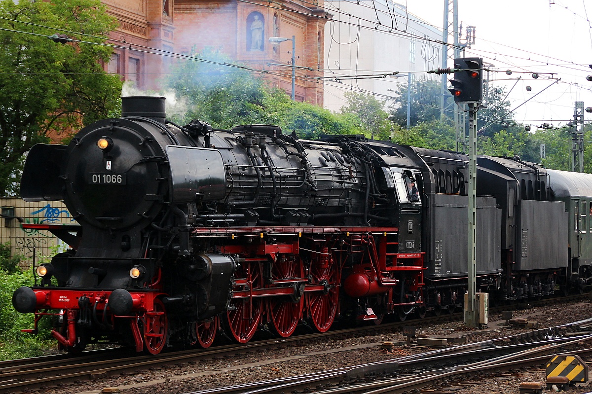 Die 01 1066 war ebenfalls anlässlich der Cunard Days in Hamburg mit einem Sonderzug zugegen, hier konnte sie am Abend des 15.07.2012 bei der Einfahrt am Hamburger Hauptbahnhof festgehalten werden. (üaVinG) 