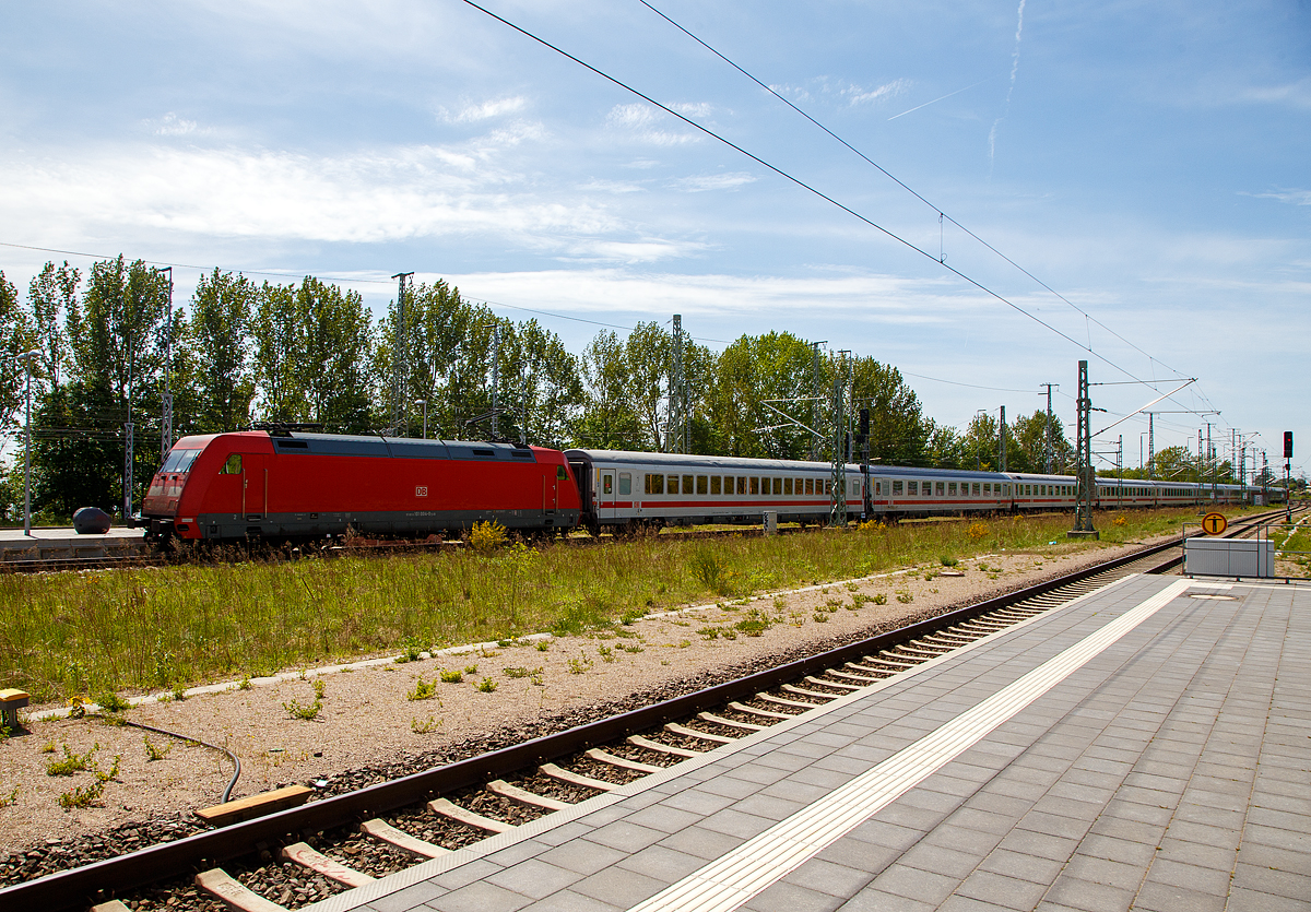 Die 101 004-0  (91 80 6101 004-0 D-DB) der DB Fernverkehr AG rauscht am 16.05.2022, mit dem IC 2212 (Koblenz Hbf - Hamburg - Rostock - Ostseebad Binz) durch den Bahnhof Bad Kleinen.

Die Lok wurde 1996 von ABB Daimler-Benz Transportation GmbH (ADtranz) in Kassel unter der Fabriknummer 33114 gebaut
