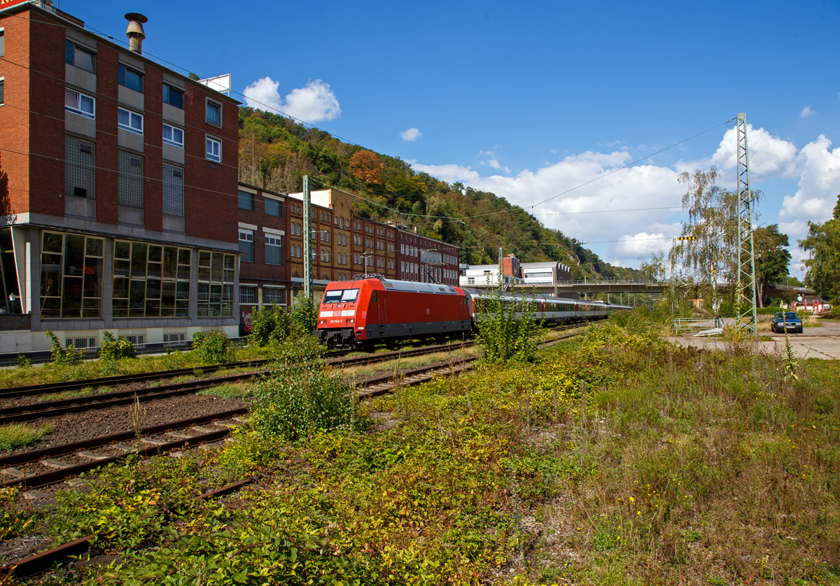 Die 101 092-5 (91 80 6101 092-5 D-DB) der DB Fernverkehr AG hat am 02.09.2020 mit einem EC (mit SBB-Wagen) den Hauptbahnhof Koblenz verlassen und f�hrt nun durch Koblenz-Oberwerth, in s�dlicher Richtung. Im Hintergrund die Koblenzer Brauerei (fr�her K�nigsbacher Brauerei).