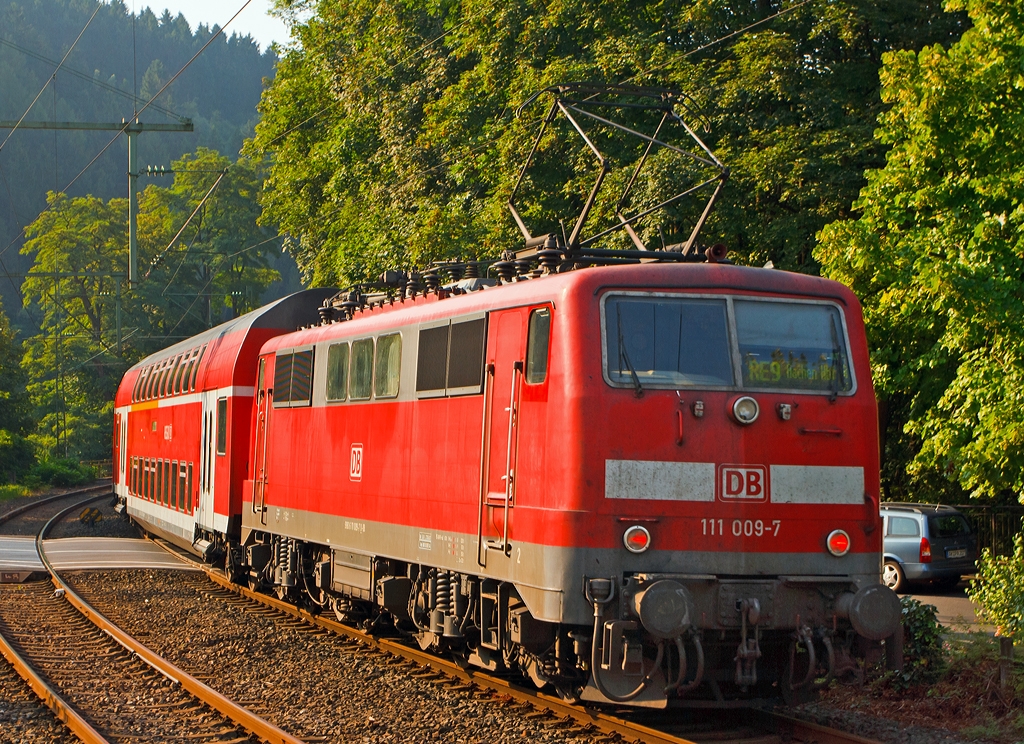 Die 111 009-9 der DB Regio schiebt den RE 9 - Rhein-Sieg-Express (Siegen – Kln - Aachen) am 23.08.2013 beim Bahnhof Kirchen/Sieg nun steuerwagenvoraus in Richtung Betzdorf/Sieg.