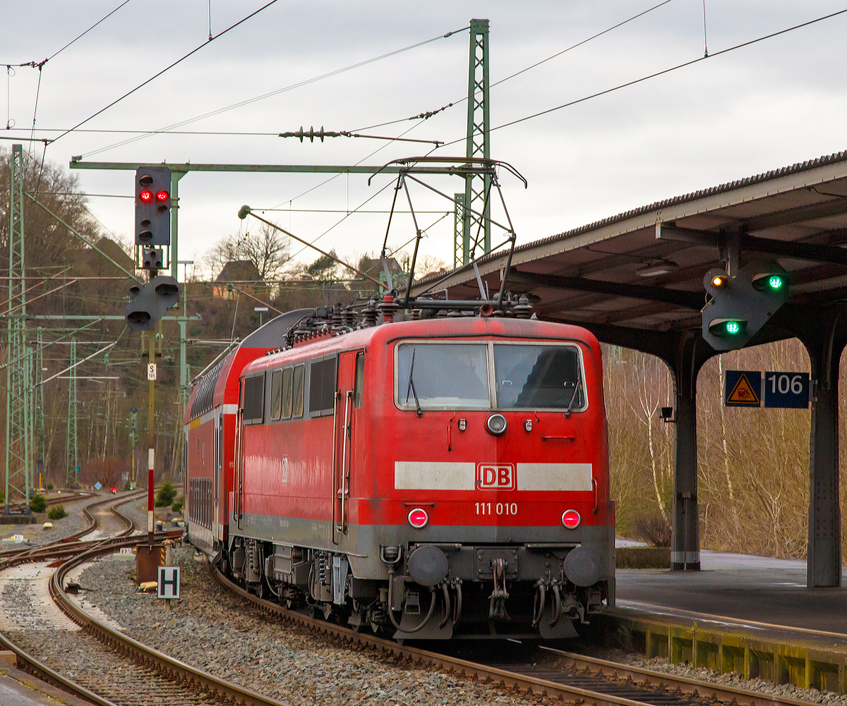 Die 111 010-5 (91 80 6111 010-5 D-DB) der DB Regio NRW schieb den RE 9 (rsx - Rhein-Sieg-Express) Siegen - Köln - Aachen am 10.01.2015 vom Bahnhof Betzdorf/Sieg weiter in Richtung Köln.

Die Lok wurde 1975 bei Krauss-Maffei in München unter der Fabriknummer 19747gebaut. Von diesen Loks der Baureihe 111 wurden zwischen 1974 bis 1984 insgesamt 227 Stück von verschiedenen Herstellern (AEG, BBC, Henschel, Krauss-Maffei, Krupp, Siemens) gebaut, 222 Stück sind noch im Bestand der DB.
Sie haben die Achsformel Bo'Bo', die Länge über Puffer ist 16.750 mm. Sie haben 4 Fahrmotoren á 905 kW = 3.620 kW Leistung, welche die 83 t schwere Lok, bei einer Anfahrzugkraft von 274 kN, auf eine Höchstgeschwindigkeit von 160 km/h bringen.

Teilweise, wie hier, haben Lok der 1. Bauserie einen Scherenstromabnehmer der Bauart DBS 54a (Dozler-Bahn-Stromabnehmer, Entwicklungsjahr 1954, Variante a).  Da 1976 die zuerst verbauten Einholm-Stromabnehmer SBS 65 (Siemens-Bahn-Stromabnehmer, Entwicklungsjahr 1966), mit denen der BR 103 getauscht wurden. Es war mehrfach vorgekommen, dass die Scherenstromabnehmer bei der BR 103 die Fahrleitung herunter gerissen haben, und so wurden sie mit Einholm-Stromabnehmer SBS 65 der BR 111 getauscht.