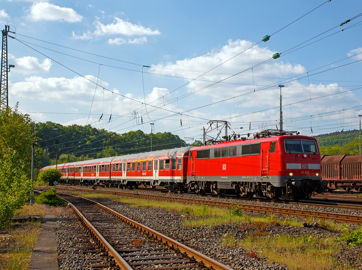 
Die 111 028-7 (91 80 6111 028-7 D-DB) der DB Regio NRW mit n-Wagen (ex Silberlinge) als Verstärker zum RE 9 - Rhein-Sieg-Express (Aachen-Köln-Siegen) am 15.05.2015 kurz vor der Einfahrt in den Bahnhof Betzdorf/Sieg.

Die 111er wurde 1976 bei Krauss-Maffei AG in München unter der Fabriknummer 19765 gebaut. 
Die Lok hat zwei Scherenstromabnehmer der Bauart DBS 54a.
