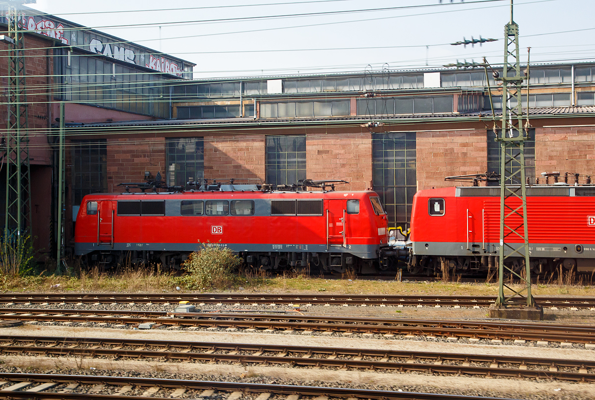 Die 111 086-5 (91 80 6111 086-5 D-DB) der DB Regio ist am 25.03.2022 beim Hbf Frankfurt  am Main abgestellt. Aufnahme aus einem einfahrenden ICE heraus.

Die Lok wurde1977 von Friedrich Krupp AG in Essen unter der Fabriknummer 5423 gebaut, der elektrische Teil wurde von AEG unter der Fabriknummer 8965 geliefert. 

