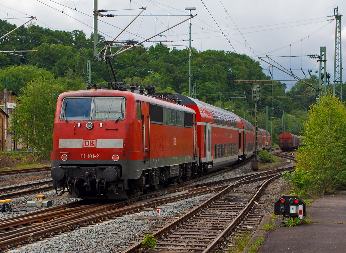 
Die 111 101-2 der DB Regio NRW schiebt am 23.05.2014 den RE 9 (rsx - Rhein-Sieg-Express) Siegen - Köln - Aachen vom Bahnhof Betzdorf/Sieg Steuerwagen voraus in Richtung Köln. 

Die Lok wurde 1977 bei Henschel in Kassel unter der Fabriknummer 32154 gebaut, der elektische Teil ist von BBC.