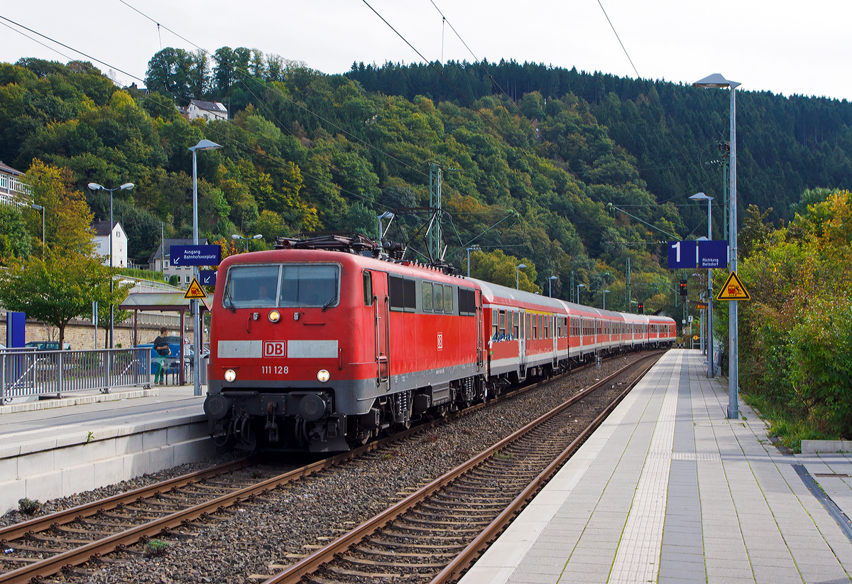 Die 111 128-5 (91 80 6111 128-5 D-DB) der DB Regio NRW mit n-Wagen (ex Silberlinge) als RE 9 - Rhein-Sieg-Express (Aachen-Köln-Siegen), fährt (rauscht) am 28.09.2014 in den Bahnhof Kirchen a.d. Sieg. Sie hat noch Scherenstromabnehmer. Am ersten Wagen waren wieder Schmierfinken am Werk, die habe ich etwas übermalt.

Von den Loks der Baureihe 111 wurden zwischen 1974 bis 1984 insgesamt 227 Stück von verschiedenen Herstellern (AEG, BBC, Henschel, Krauss-Maffei, Krupp, Siemens) gebaut, 222 Stück sind noch im Bestand der DB. Die 111 128 wurde 1979 von Krupp unter der Fabriknummer 5440 gebaut, der elektrische Teil ist von AEG (Fabriknummer 8982).

Eingesetzt werden die 160 km/h schnellen Lokomotiven heute vorwiegend im Regional- und Nahverkehr, während bei der Indienststellung auch der leichte Personen-Fernverkehr zu ihrem Aufgabengebiet gehörte.

Technische Daten:
Spurweite: 1.435 mm
Achsformel: Bo'Bo'
Länge über Puffer: 16.750 mm.
Fahrmotoren: 4 Stück á 905 kW = 3.620 kW Leistung,
Dienstgewicht: 83 t
Anfahrzugkraft: 274 kN
Höchstgeschwindigkeit: 160 km/h