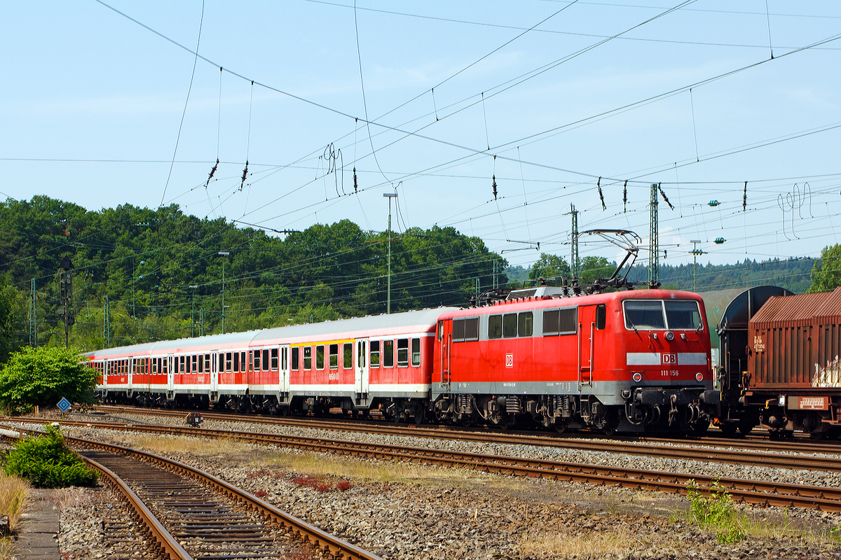 
Die 111 156-6 (91 80 6111 156-6 D-DB) der DB Regio NRW schiebt den RE 9 (Rhein-Sieg-Express) Siegen - Köln - Aachen am 08.06.2014 von Betzdorf/Sieg weiter in Richtung Köln. 

Die Lok wurde 1981 von Krauss-Maffei in München unter der Fabriknummer 19868 gebaut.