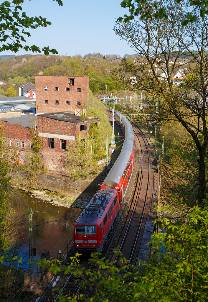 
Die 111 158-2 der DB Regio NRW (als RE 9 (rsx - Rhein-Sieg-Express) Siegen - Köln - Aachen fährt in Richtung Köln, hier am 24.04.2015 bei Scheuerfeld/Sieg auf der Siegbrücke kurz vor dem 32 m langen Mühlburg-Tunnel (wird auch Mühleberg-Tunnel genannt).