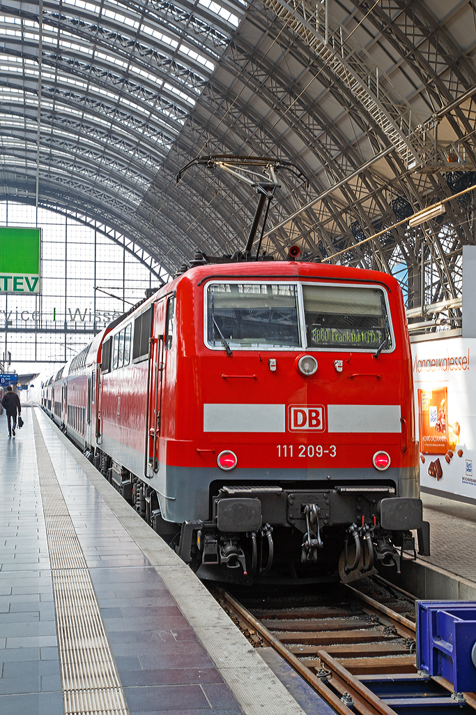 
Die 111 209-3 (91 80 6111 209-3 D-DB) der DB Regio Hessen hat am 24.03.2015, mit dem RB 60  Main-Neckar-Bahn  (Mannheim Hbf - Darmstadt Hbf - Frankfurt Hbf), den Zielbahnhof Frankfurt Hauptbahnhof erreicht. 

Die Lok wurde 1983 von Henschel in Kassel unter der Fabriknummer 32556 gebaut, der elektrische Teil wurde von AEG geliefert.