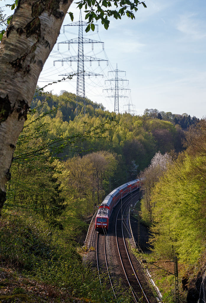
Die 120 207-6 (91 80 6120 207-6 D-DB) der ex DB 120 136-7) als RE 9 (rsx - Rhein-Sieg-Express) Aachen - Köln - Siegen überquert hier am 24.04.2015 bei Scheuerfeld die Sieg, und gleich geht es durch den 32 m langen Mühlburg-Tunnel (wird auch Mühleberg-Tunnel genannt) um dann gleich wieder die Sieg zu überqueren. Die Fahrtrichtung ist Siegen, der nächte Halt ist Betzdorf/Sieg.