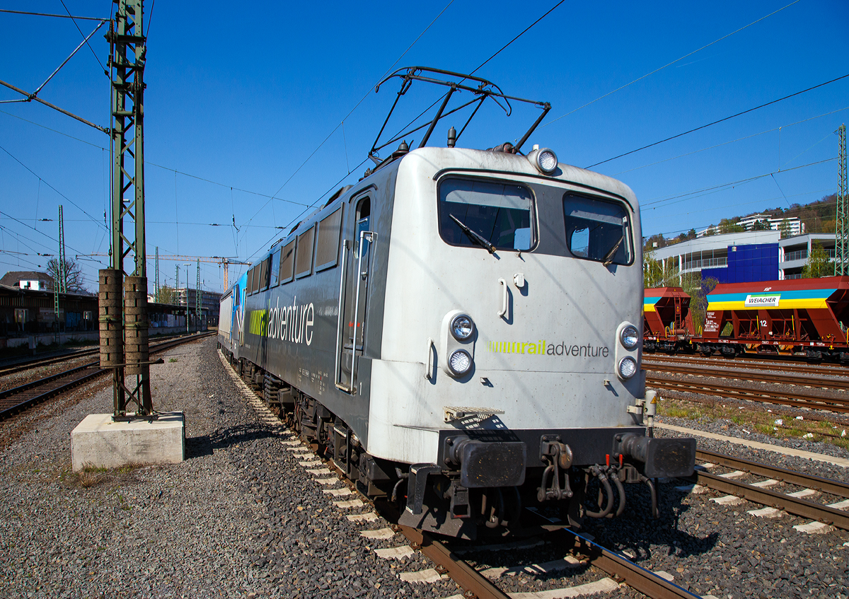 
Die 139 558-1  Albert Jonker  (91 80 6139 558-1 D-RADVE) der RailAdventure GmbH (München) fährt am 09.04.2017, mit der 187 002-1 (eine TRAXX F160 AC3 LM) am Haken, durch den Bahnhof Marburg (Lahn) in Richtung Gießen bzw. Fankfurt am Main.
 
Die E 40.11 wurde 1964 von Krauss-Maffei in München unter der Fabriknummer 19072 gebaut, der elektische Teil wurde von den Siemens-Schuckert-Werke (SSW) gefertigt. Die Auslieferungen erfolgte im Januar 1965 an die Deutsche Bundesbahn (DB) als E 40 1558, zum 01.01.1968 wurde sie dann in DB 139 558-1 umgezeichnet. Im Jahr 2009 wurde sie (91 80 6139 558-1 D-DB) von der DB Schenker Rail Deutschland AG z-gestellt und im November 2011 an die RailAdventure verkauft. 