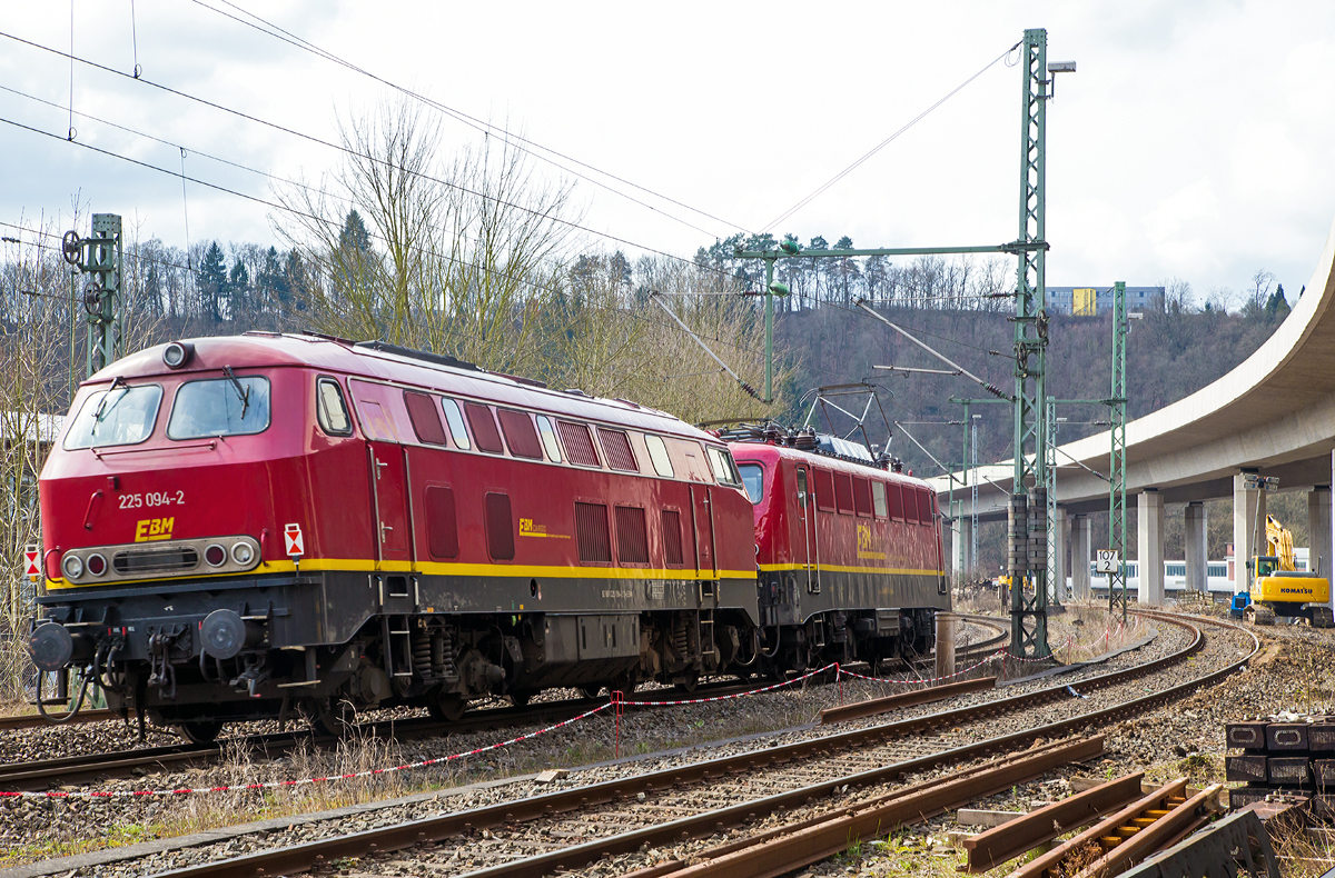 
Die 140 003-5 (ex DB E 40 003) hat die schadhafte 225 094-2 (ex DB 215 094-4) am Haken und schleppt sie nun von Siegen in Richtung Köln. 
Beide Lok gehören der Eisenbahnbetriebsgesellschaft Mittelrhein GmbH in Gummersbach (EBM-Cargo).