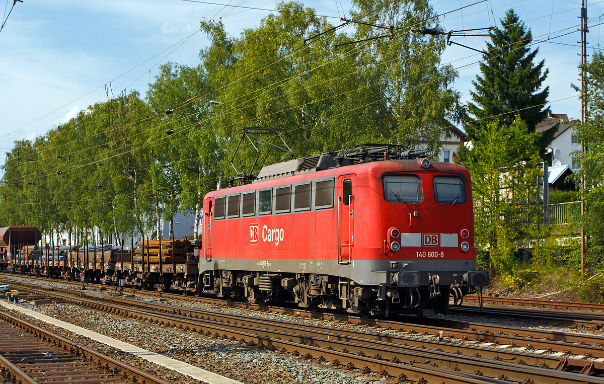 
Die 140 600-8 der DB Schenker Rail Deutschland AG, ex DB E 40 600, beim nachschieben eines schweren Güterzuges am 18.07.2014 von Kreuztal in Richtung Welschen Ennest. Schwere Güterzüge werden teilweise auf der  Ruhr-Sieg-Strecke (KBS 440) zwischen Kreuztal  und Welschen Ennest mit einer zusätzlichen Lok nachgeschoben. 

Die E 40 wurde 1966 bei Krupp unter der Fabriknummer 4768 gebaut, der elektische Teil ist von AEG (Fabriknummer 8395). Sie wurde als E 40 600 an die Deutsche Bundesbahn (DB) geliefert und zum 0.01.1968 in 140 600-8 umgezeichnet. Sie hat die NVR-Nummer 91 80 6140 600-8 D-DB.